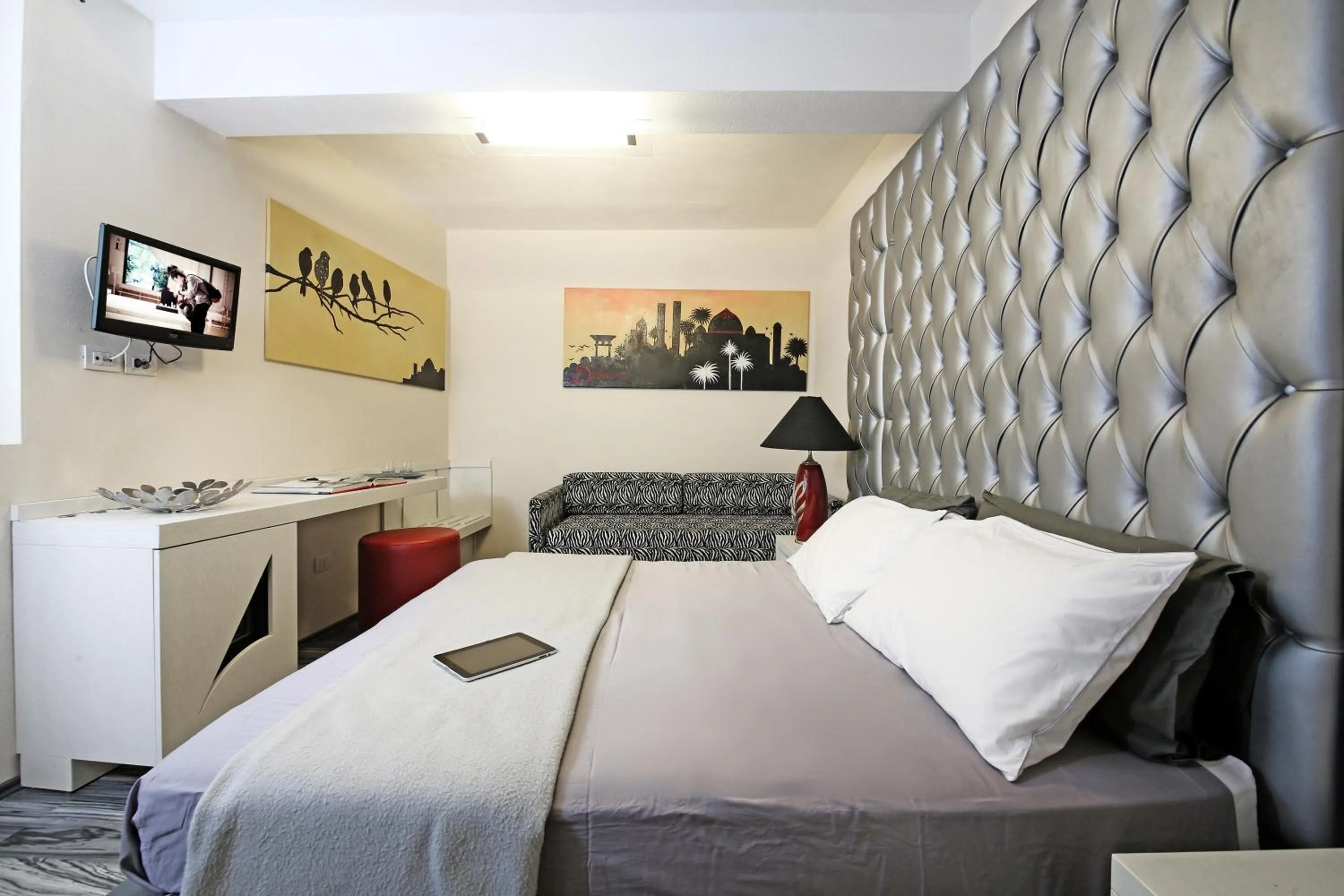 Bedroom, Bed in Happy Hotel Atelier Gardone Riviera Centro & Spa