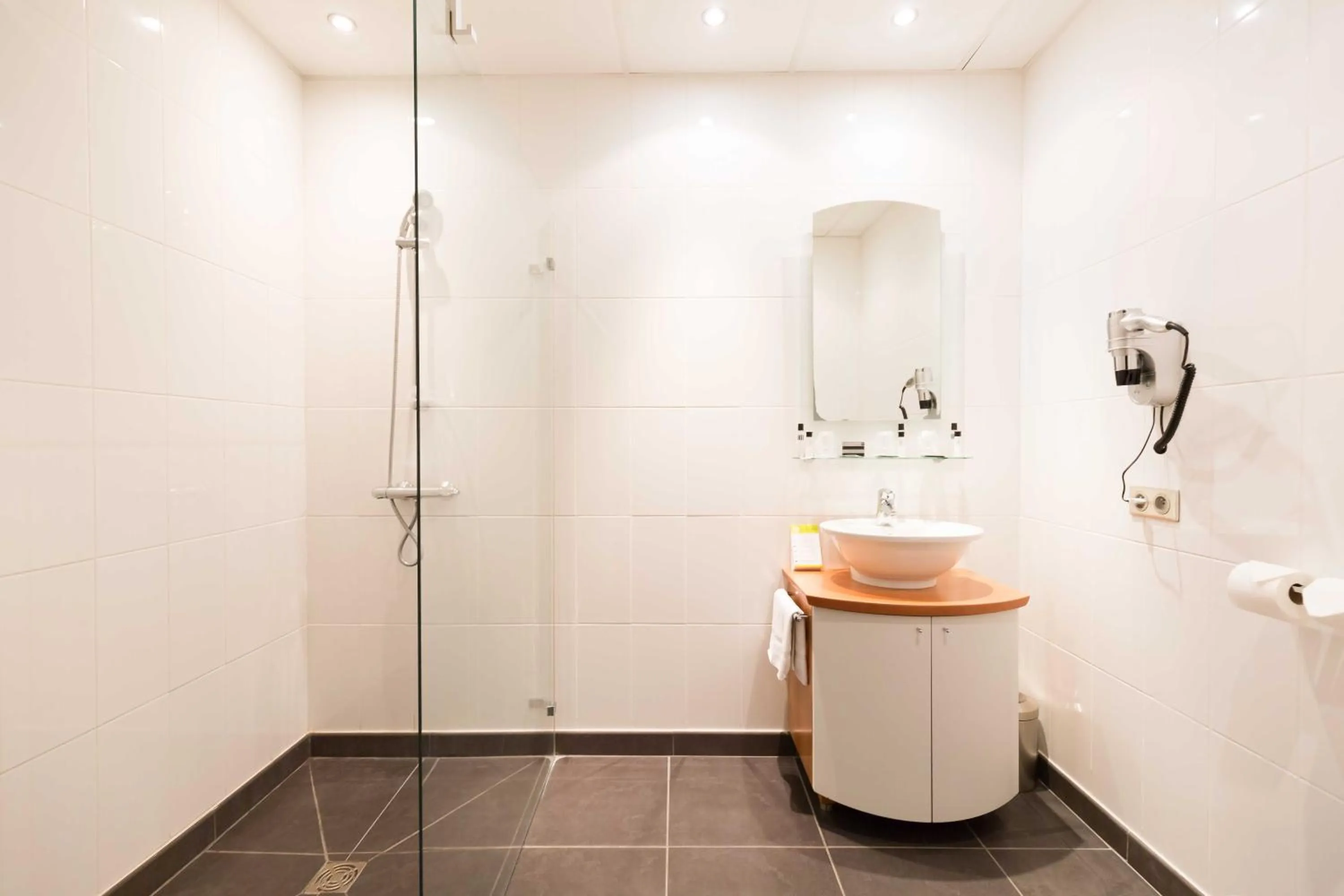 Bathroom in Hôtel du Casino de Capvern