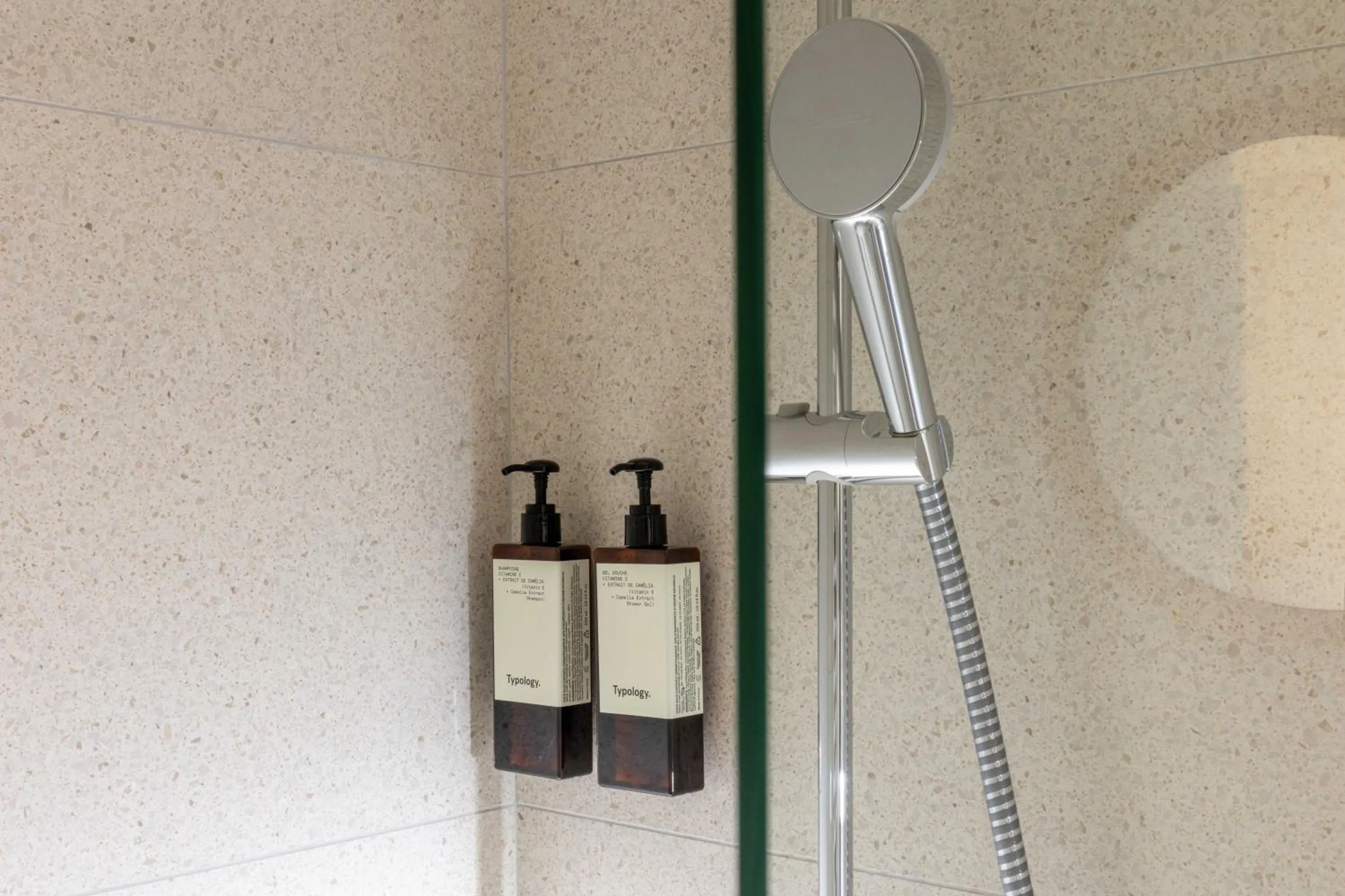 Shower in Hôtel Casimir