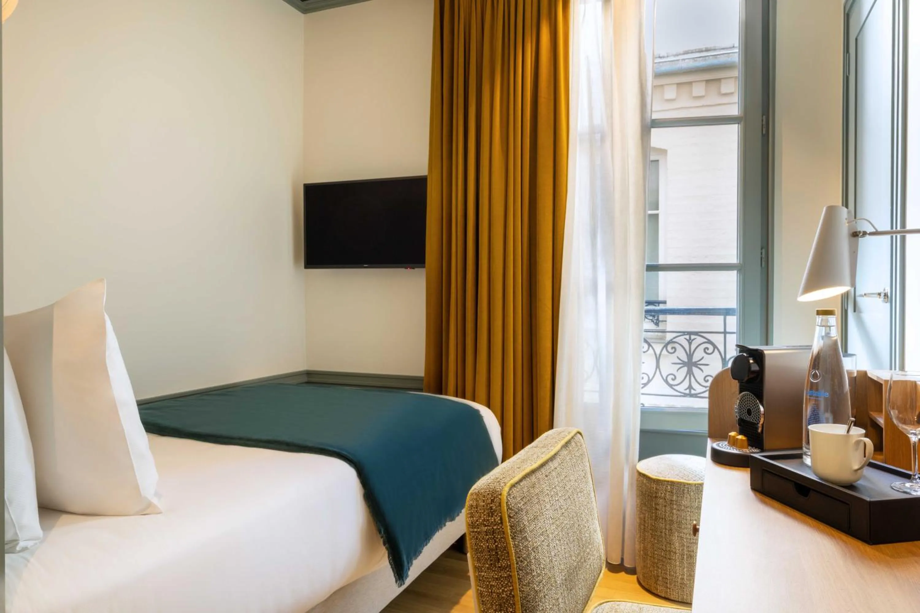 Photo of the whole room, Bed in Hôtel Casimir