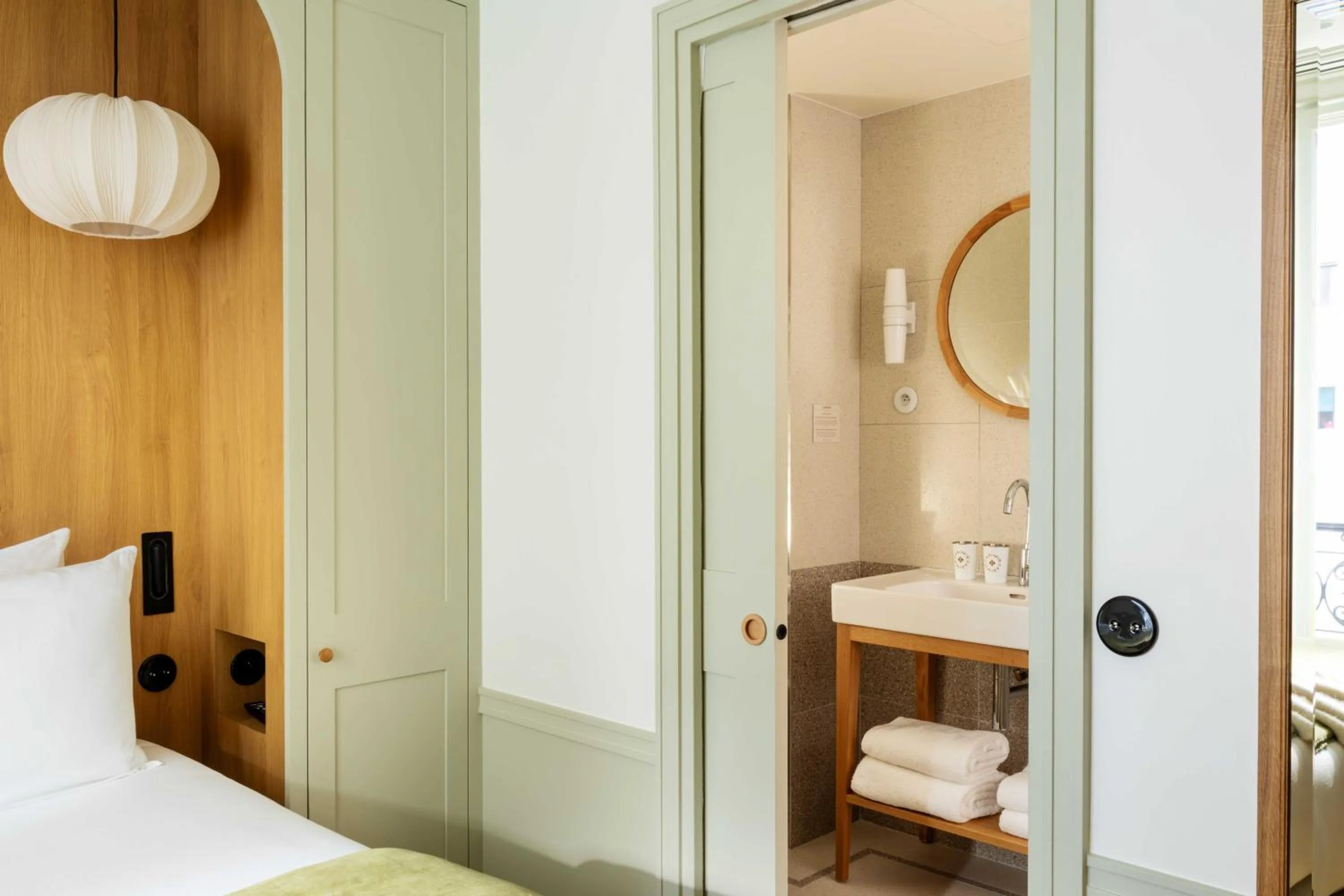 Photo of the whole room, Bed in Hôtel Casimir