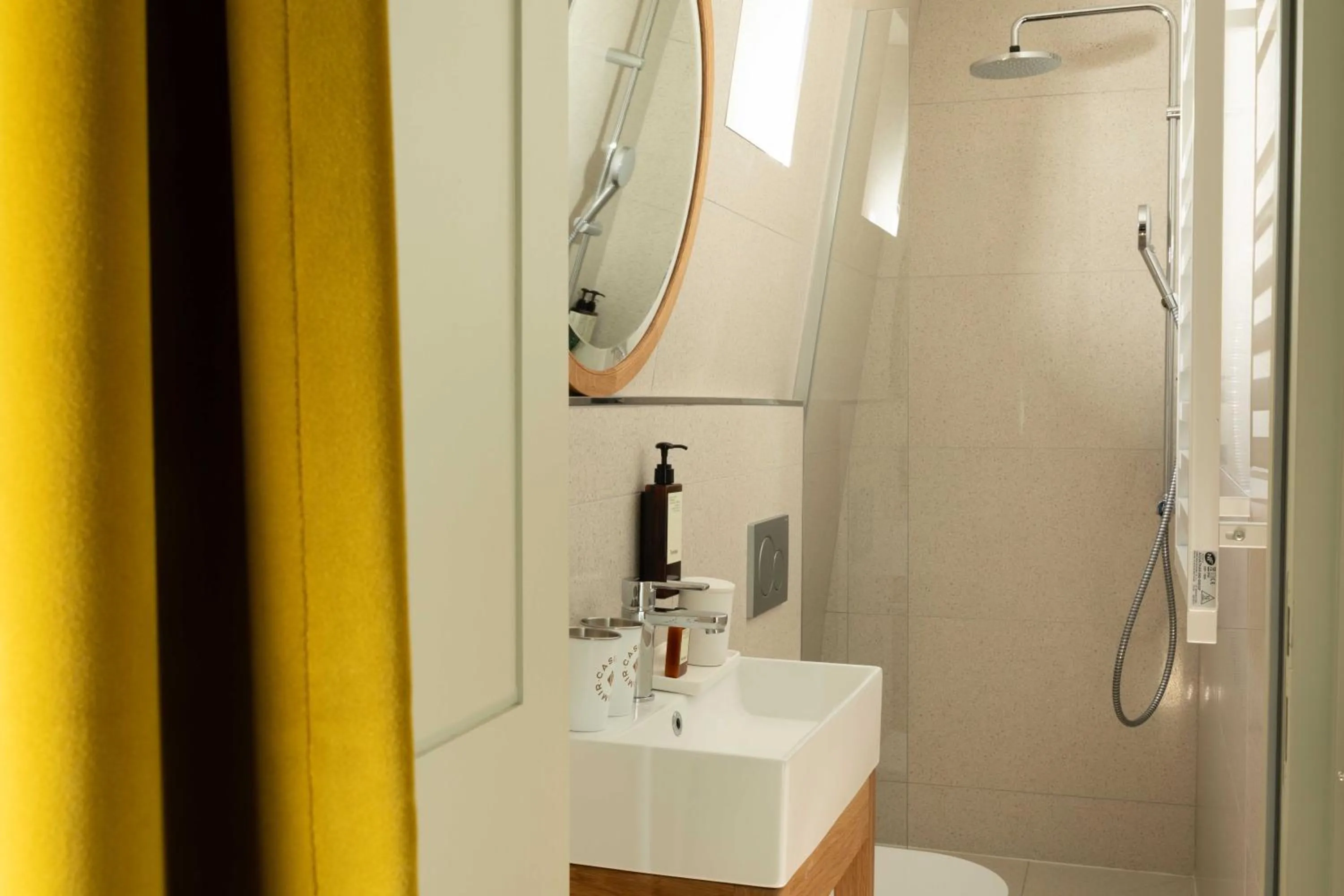 Shower in Hôtel Casimir