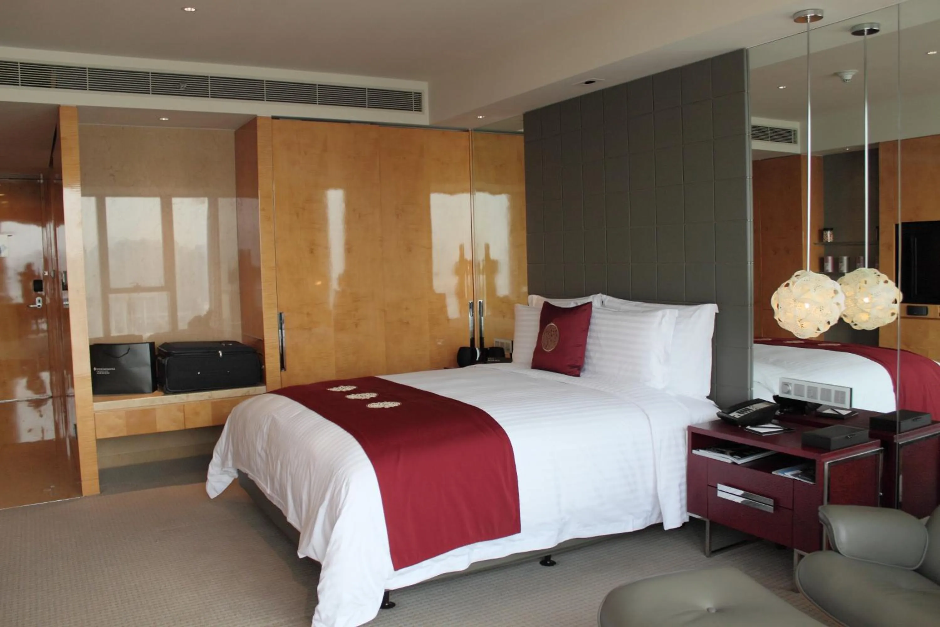 Bedroom, Bed in InterContinental Shanghai Expo by IHG - Huangpu Riverview, 3KM to the Bund & Lujiazui, Near 2 Major Exhibition Centers, Onsite Currency Exchange