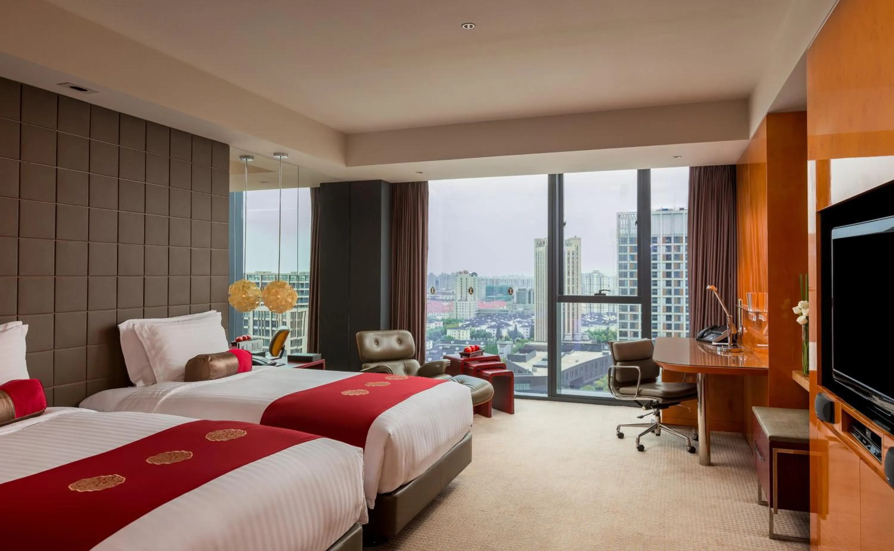 Photo of the whole room, Bed in InterContinental Shanghai Expo by IHG - Huangpu Riverview, 3KM to the Bund & Lujiazui, Near 2 Major Exhibition Centers, Onsite Currency Exchange