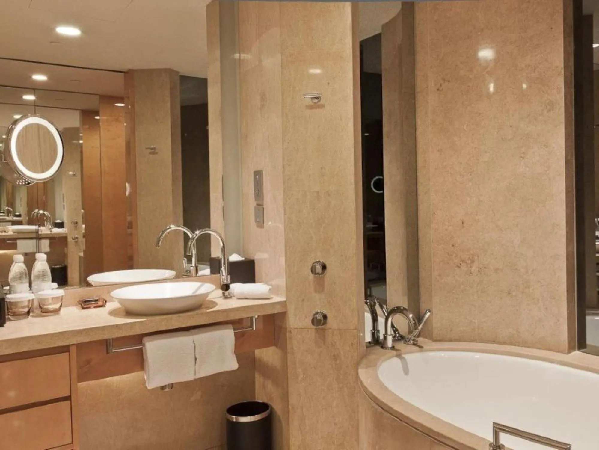 Property building in InterContinental Shanghai Expo by IHG - Huangpu Riverview, 3KM to the Bund & Lujiazui, Near 2 Major Exhibition Centers, Onsite Currency Exchange