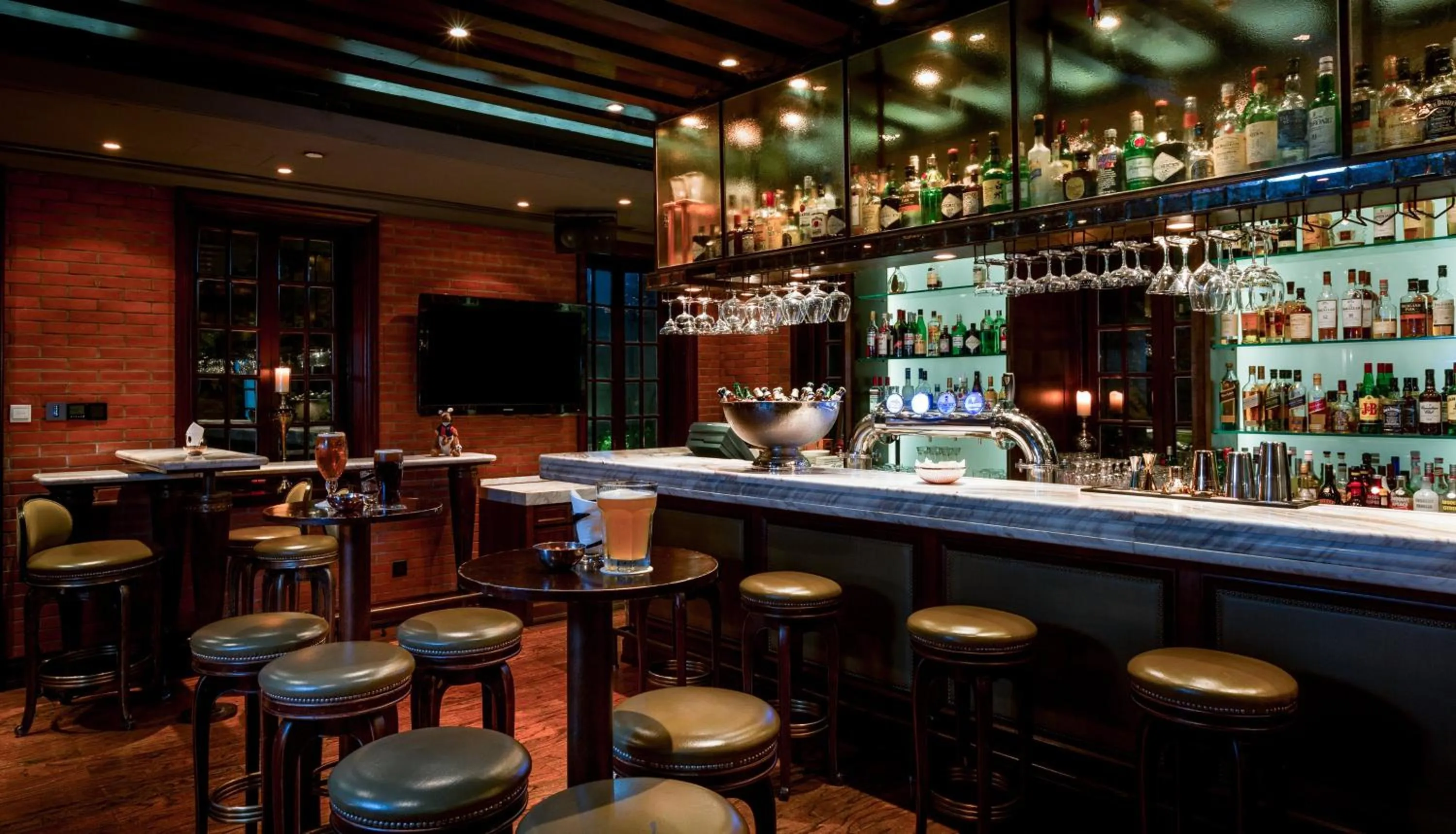 Lounge or bar in InterContinental Shanghai Expo by IHG - Huangpu Riverview, 3KM to the Bund & Lujiazui, Near 2 Major Exhibition Centers, Onsite Currency Exchange