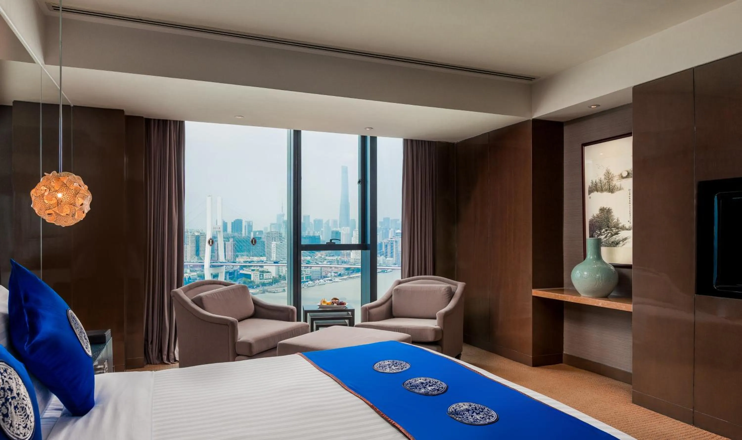 Bedroom, Bed in InterContinental Shanghai Expo by IHG - Huangpu Riverview, 3KM to the Bund & Lujiazui, Near 2 Major Exhibition Centers, Onsite Currency Exchange
