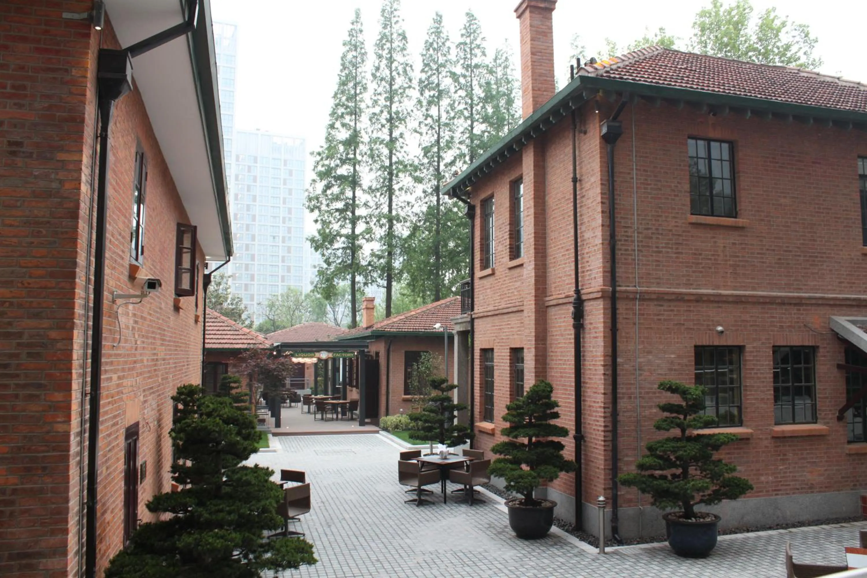 Property building in InterContinental Shanghai Expo by IHG - Huangpu Riverview, 3KM to the Bund & Lujiazui, Near 2 Major Exhibition Centers, Onsite Currency Exchange