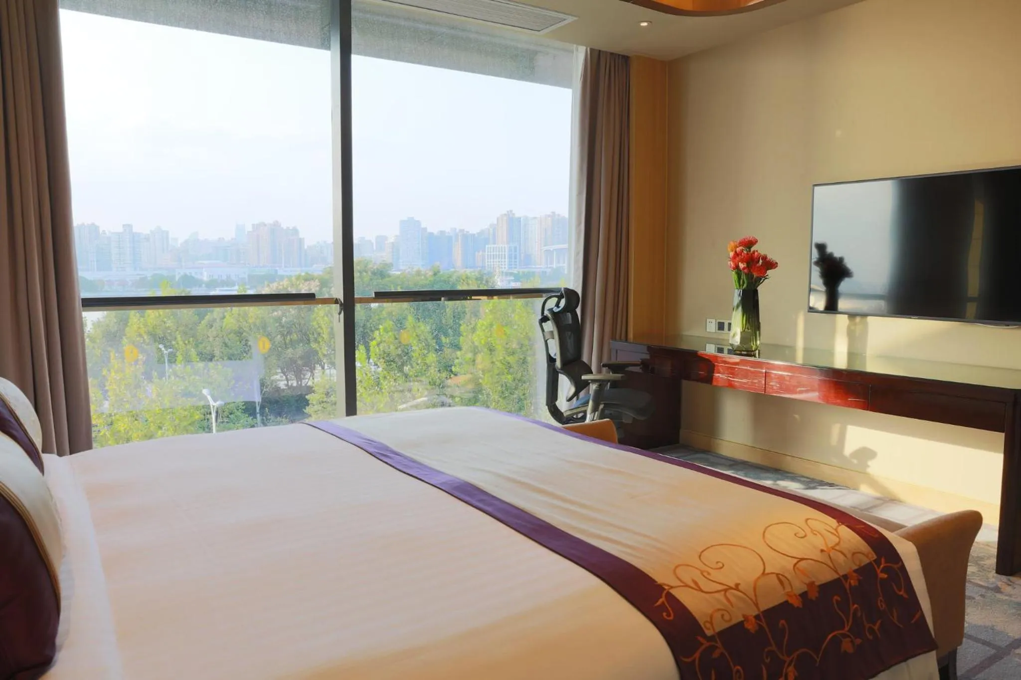Photo of the whole room, Bed in InterContinental Shanghai Expo by IHG - Huangpu Riverview, 3KM to the Bund & Lujiazui, Near 2 Major Exhibition Centers, Onsite Currency Exchange