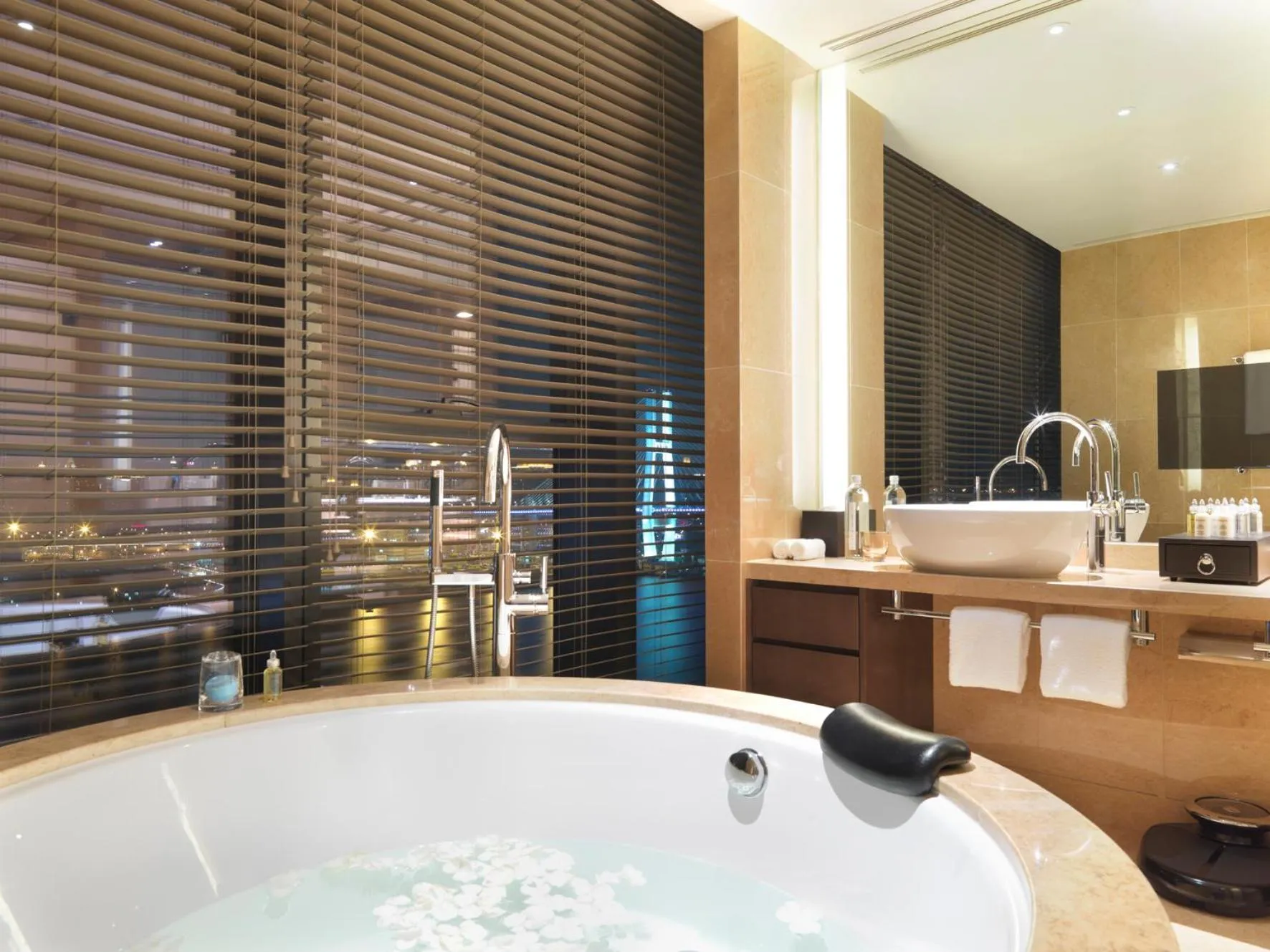 Bathroom in InterContinental Shanghai Expo by IHG - Huangpu Riverview, 3KM to the Bund & Lujiazui, Near 2 Major Exhibition Centers, Onsite Currency Exchange