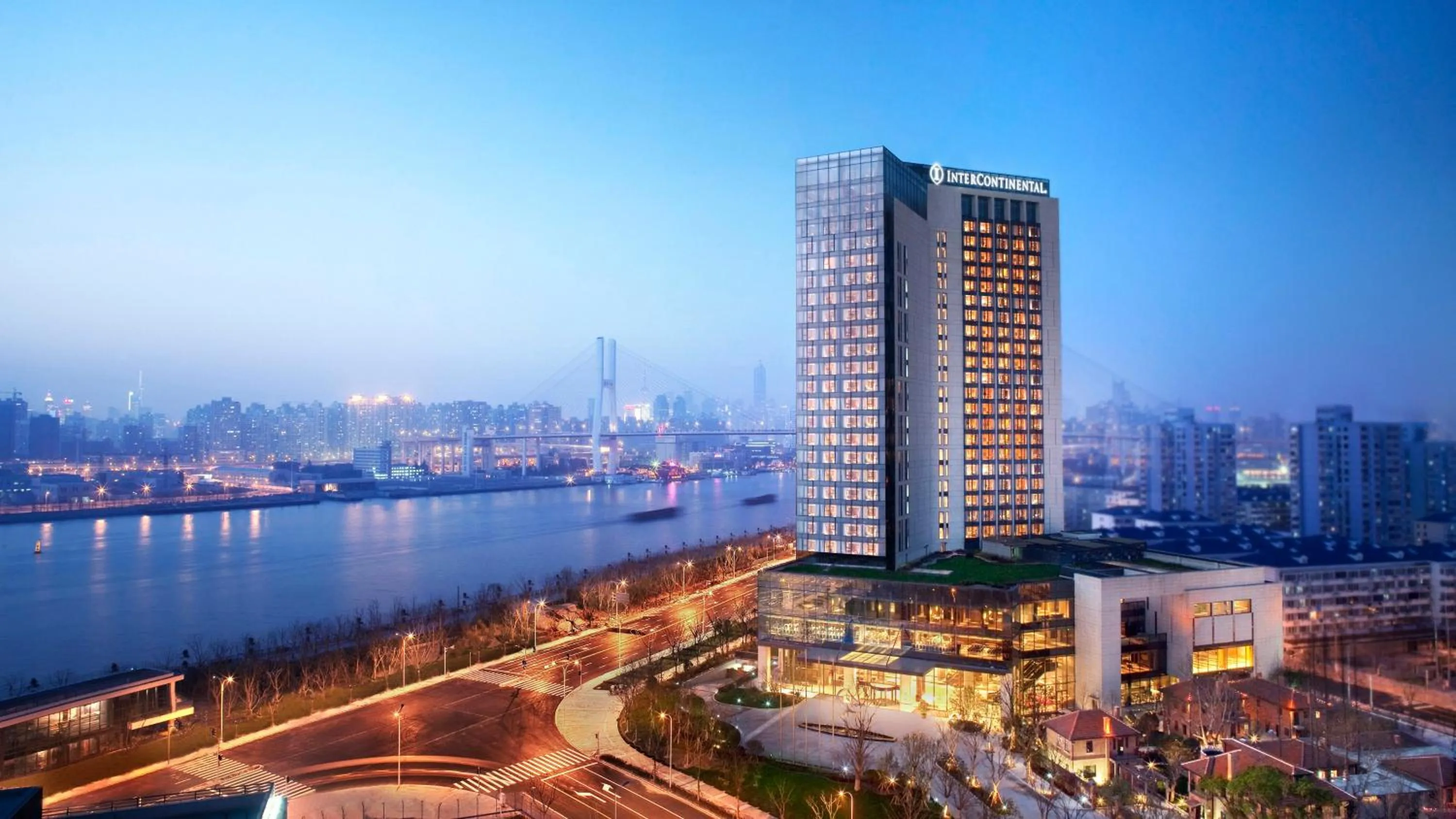Property building in InterContinental Shanghai Expo by IHG - Huangpu Riverview, 3KM to the Bund & Lujiazui, Near 2 Major Exhibition Centers, Onsite Currency Exchange