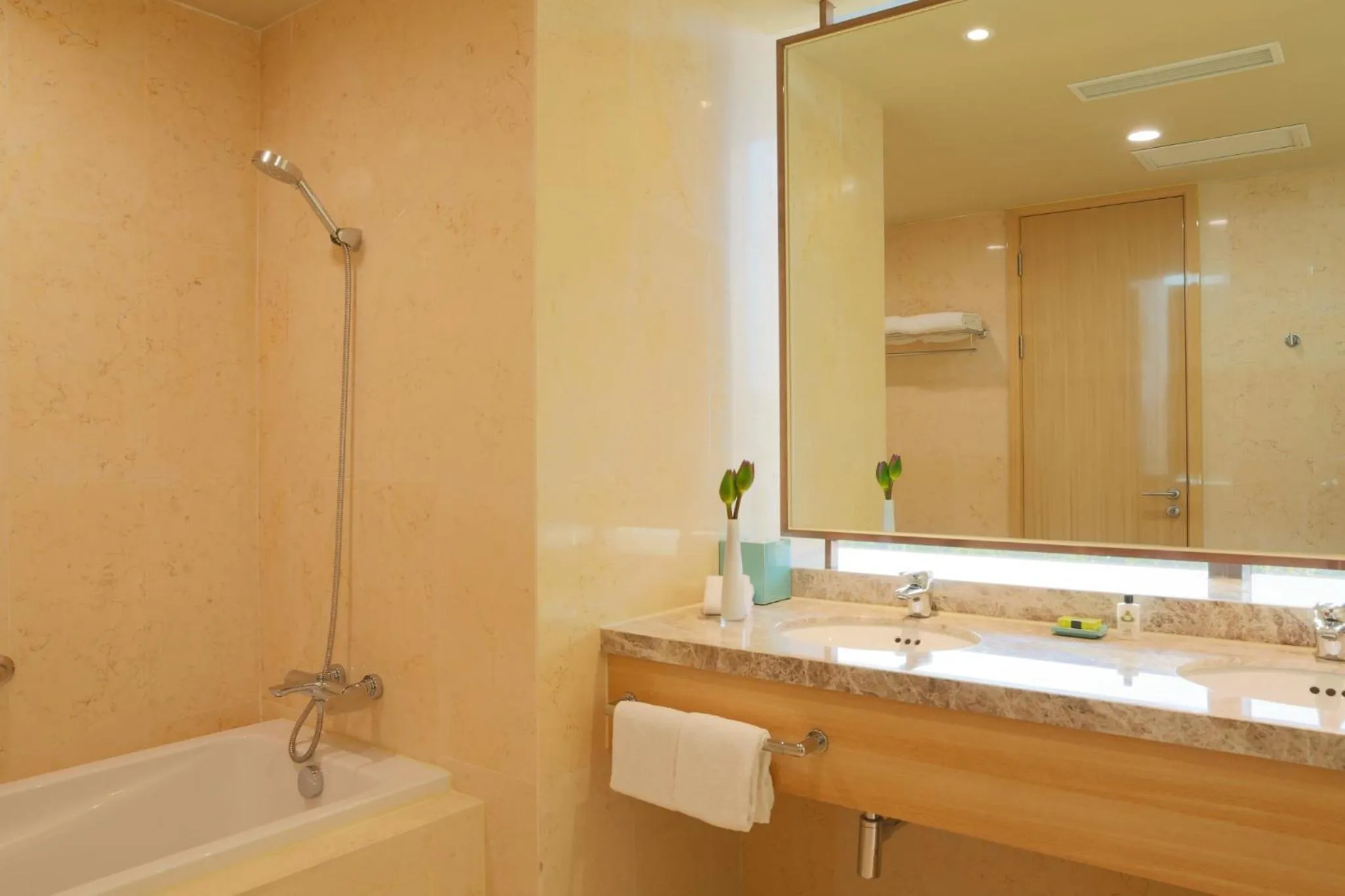 Photo of the whole room in InterContinental Shanghai Expo by IHG - Huangpu Riverview, 3KM to the Bund & Lujiazui, Near 2 Major Exhibition Centers, Onsite Currency Exchange