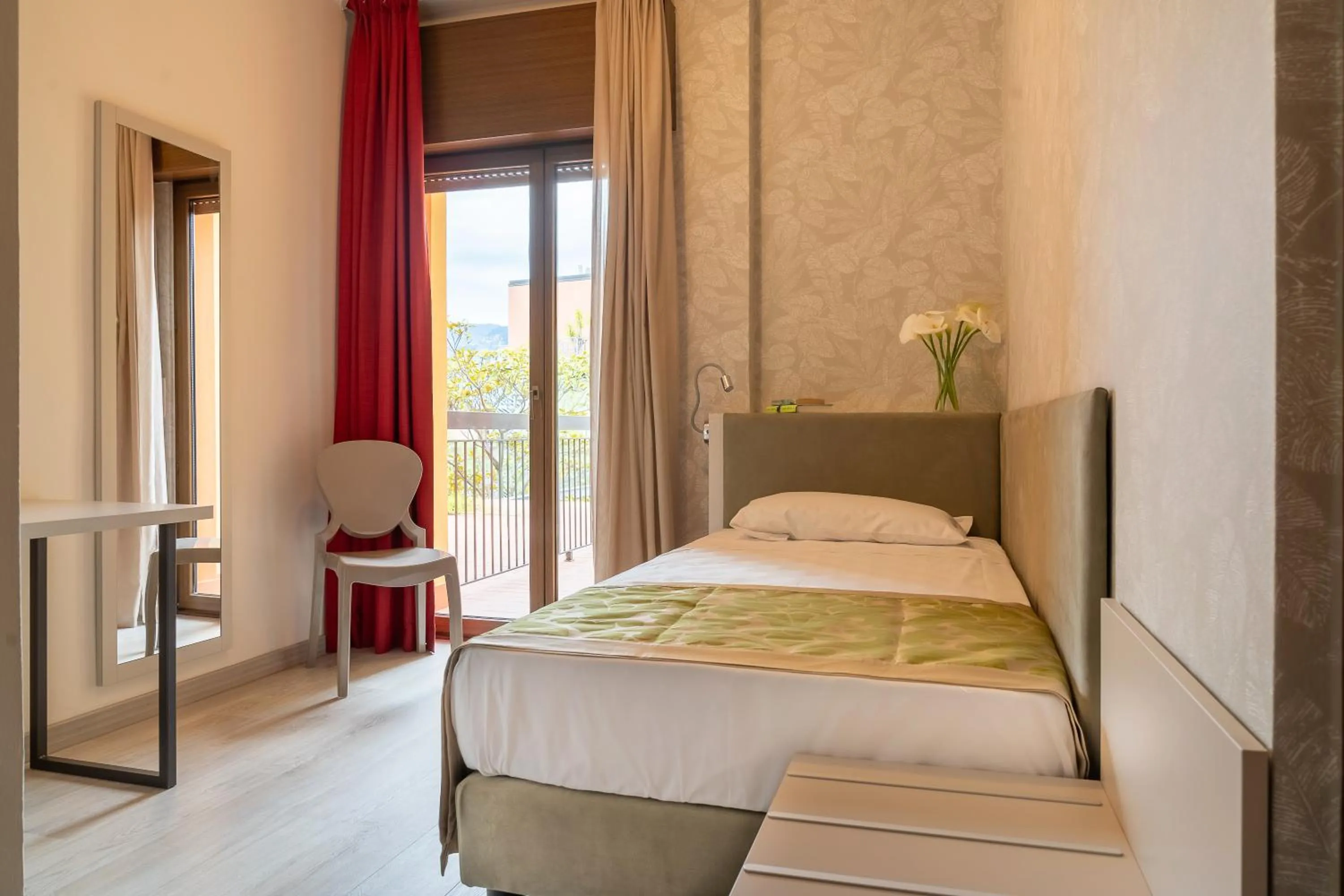 Balcony/Terrace, Bed in Hotel Catullo