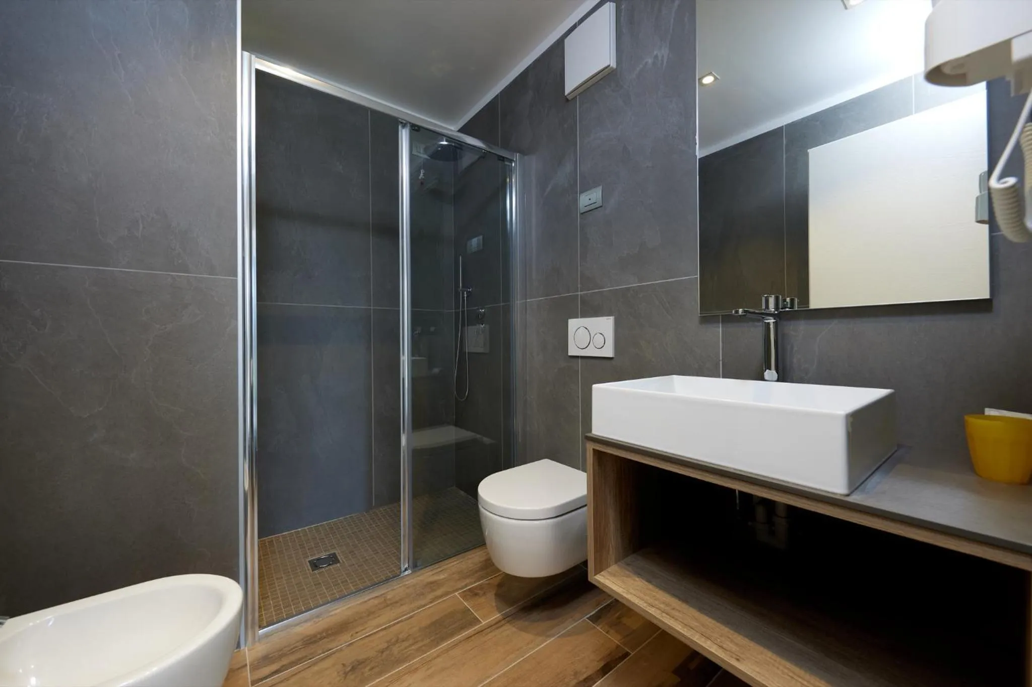 Shower in Hotel Catullo