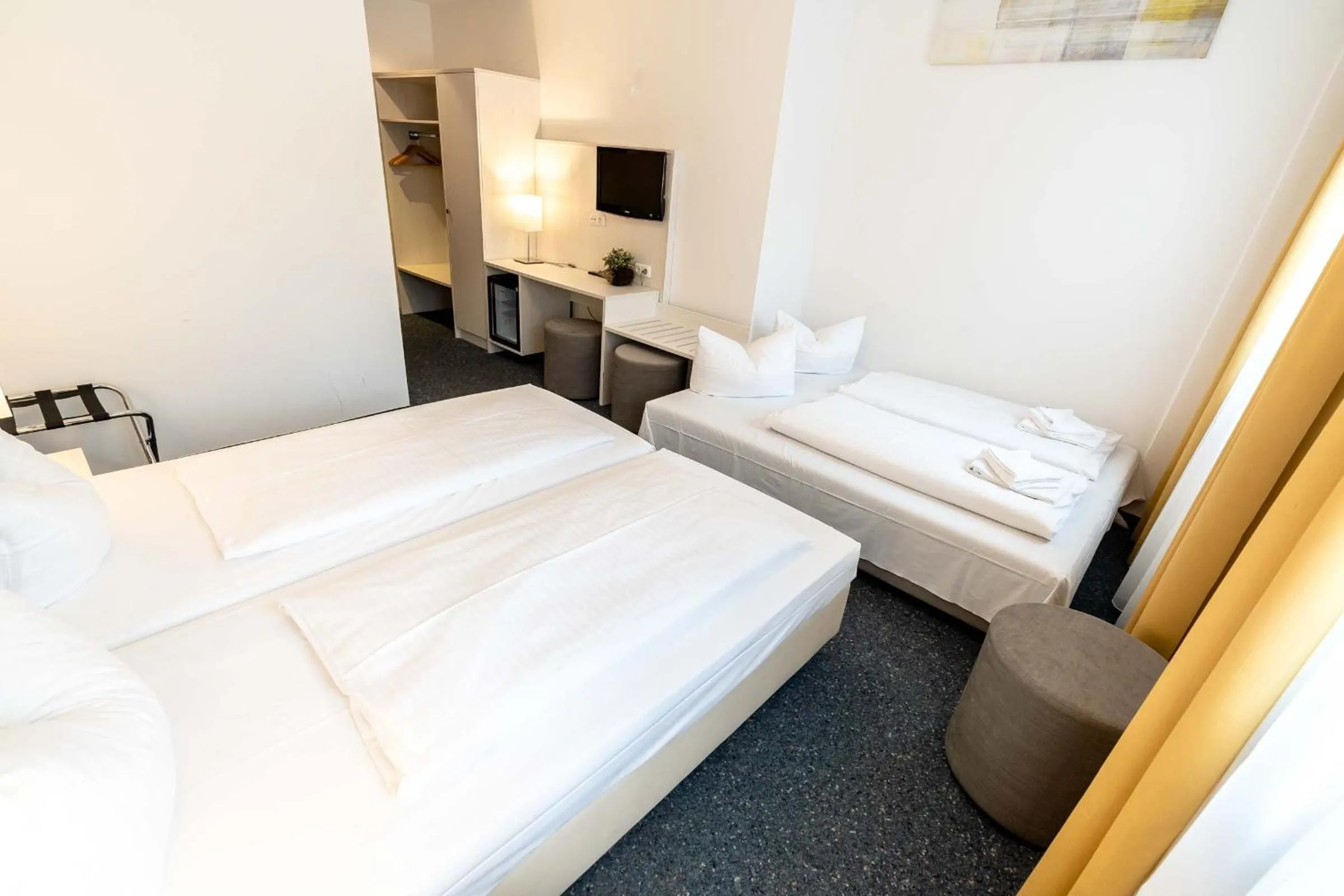 Communal lounge/ TV room, Bed in Hotel Wandinger Hof