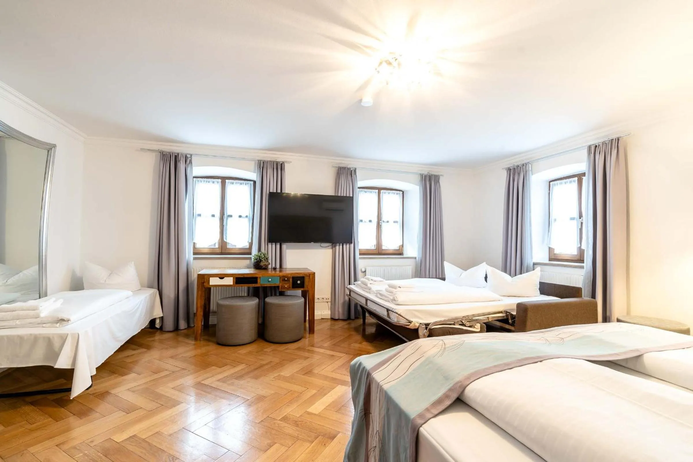 Communal lounge/ TV room, Bed in Hotel Wandinger Hof