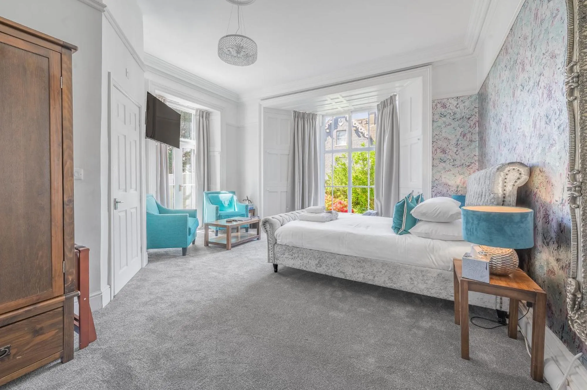 Photo of the whole room, Bed in Latimer House