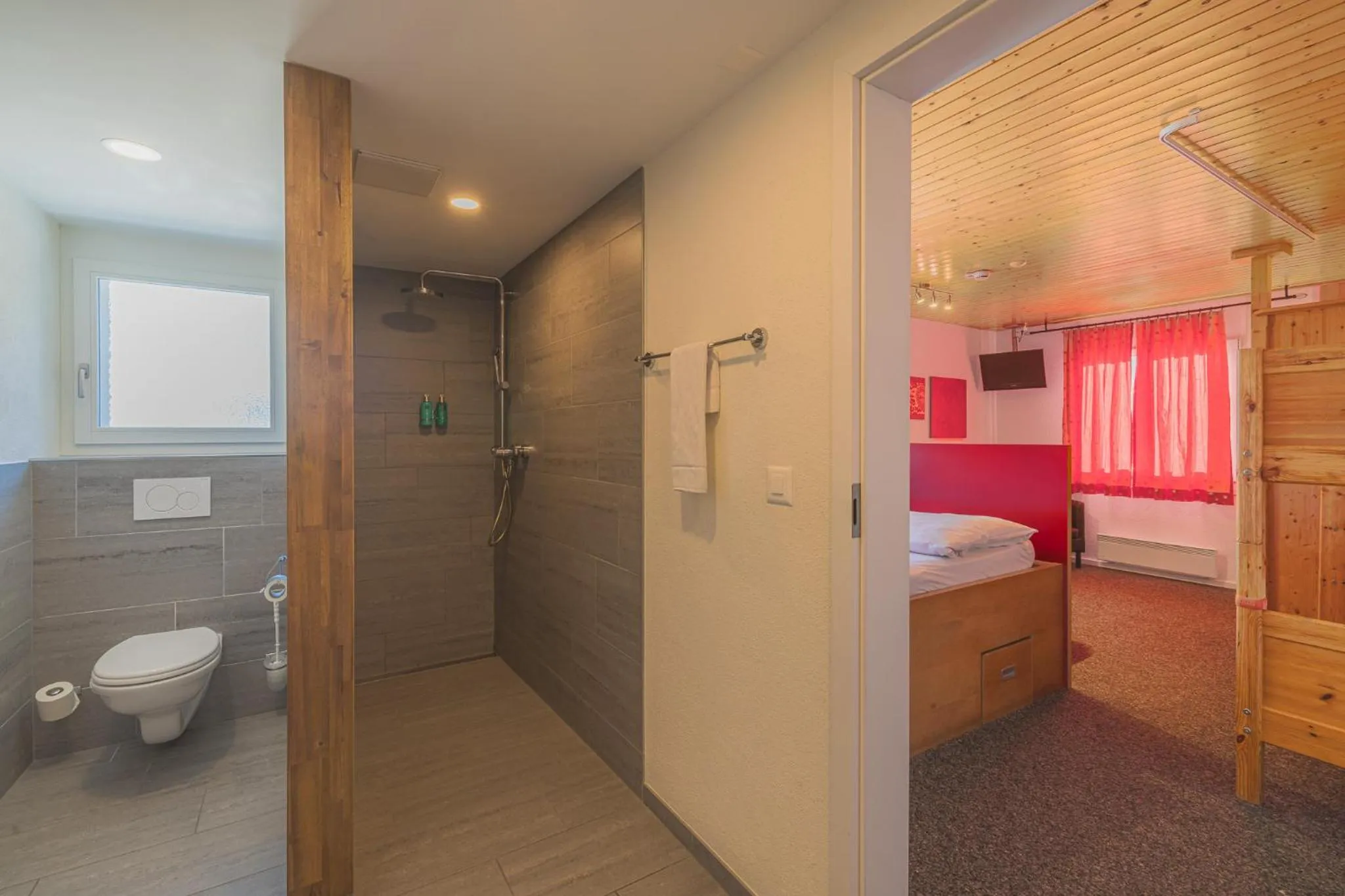 Bathroom, Bed in Alpinhotel Bort