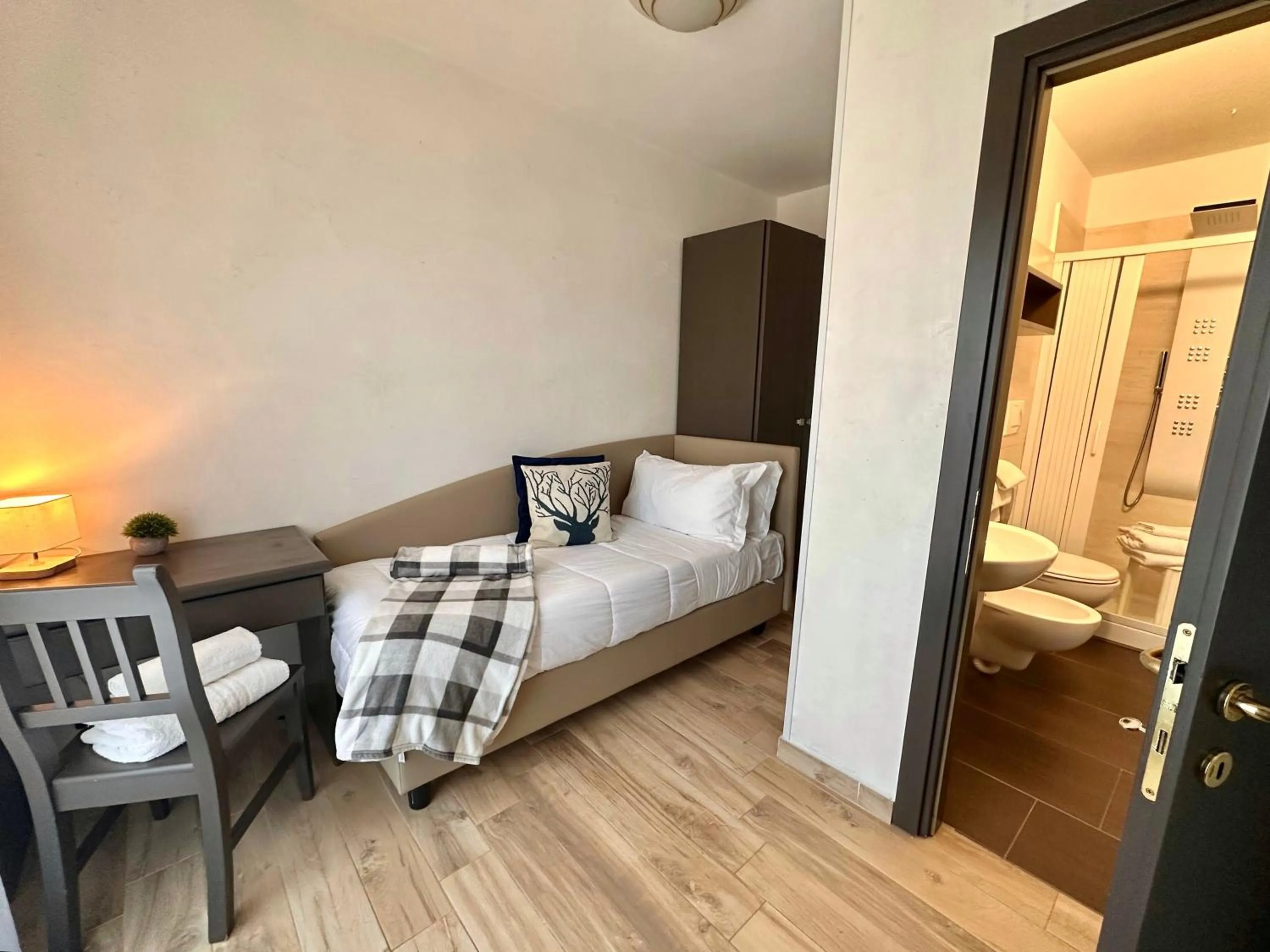 Bathroom, Bed in Hotel Iris