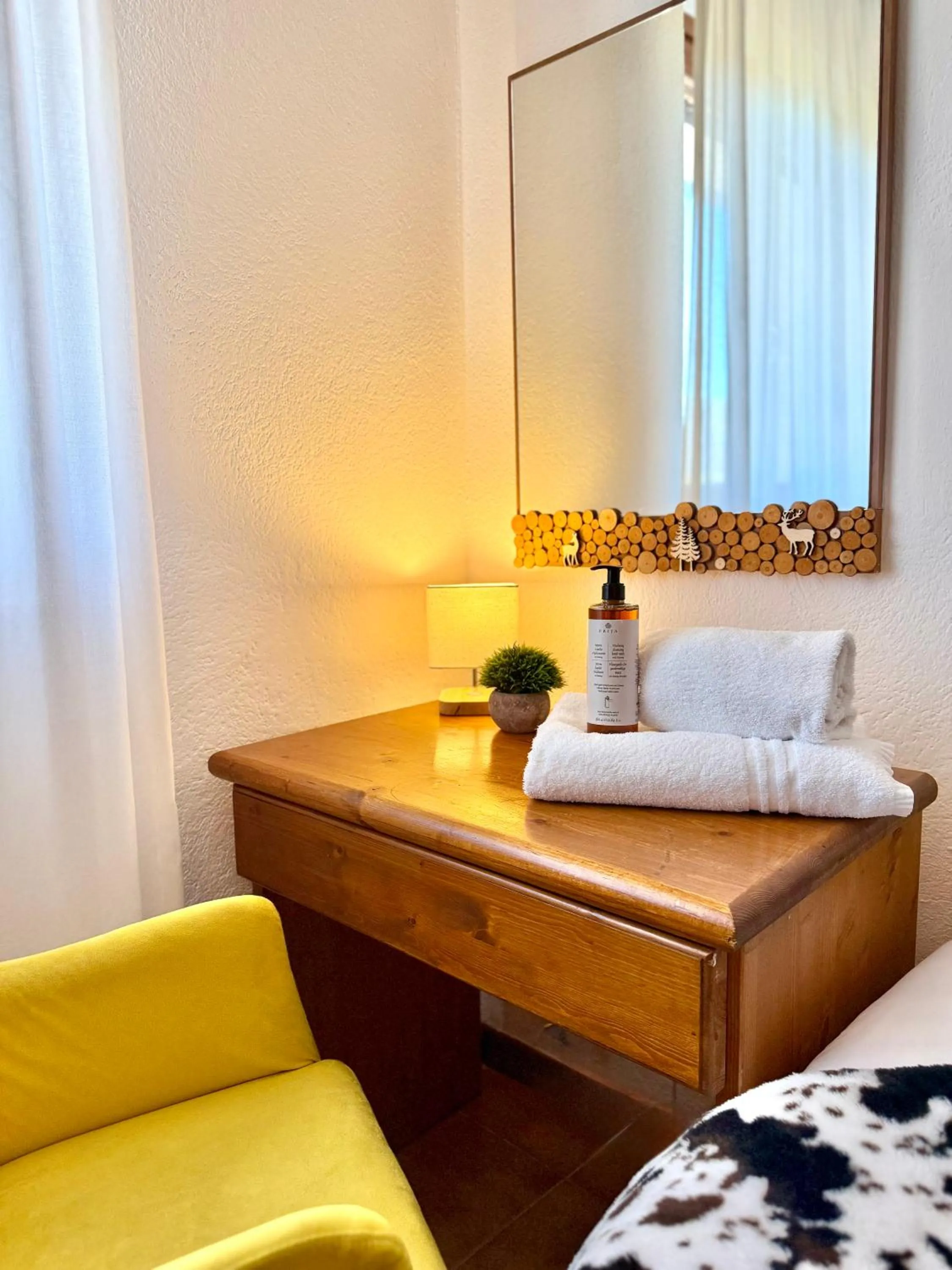 locker, Bed in Hotel Iris