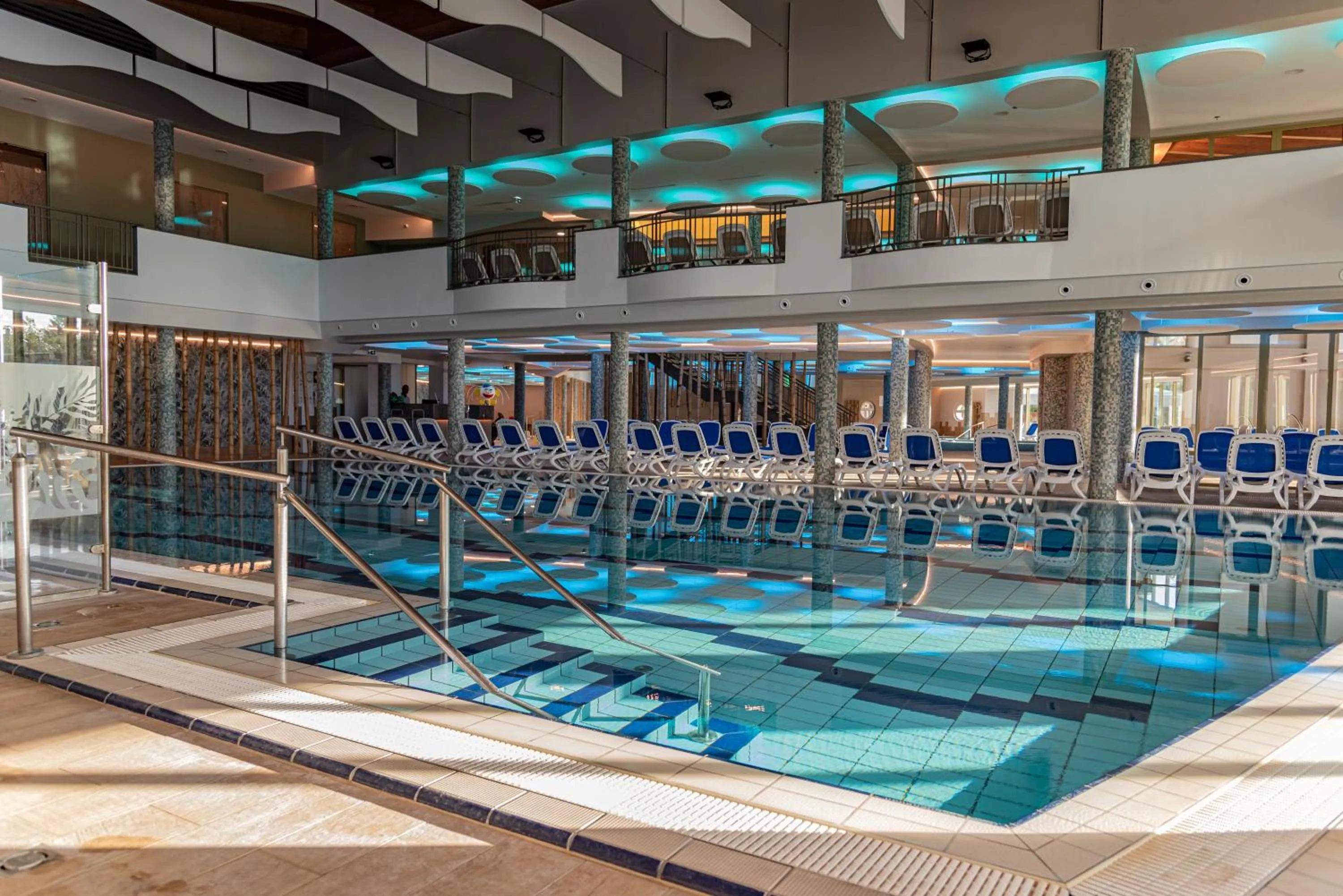 Swimming pool in Hotel Karos Spa