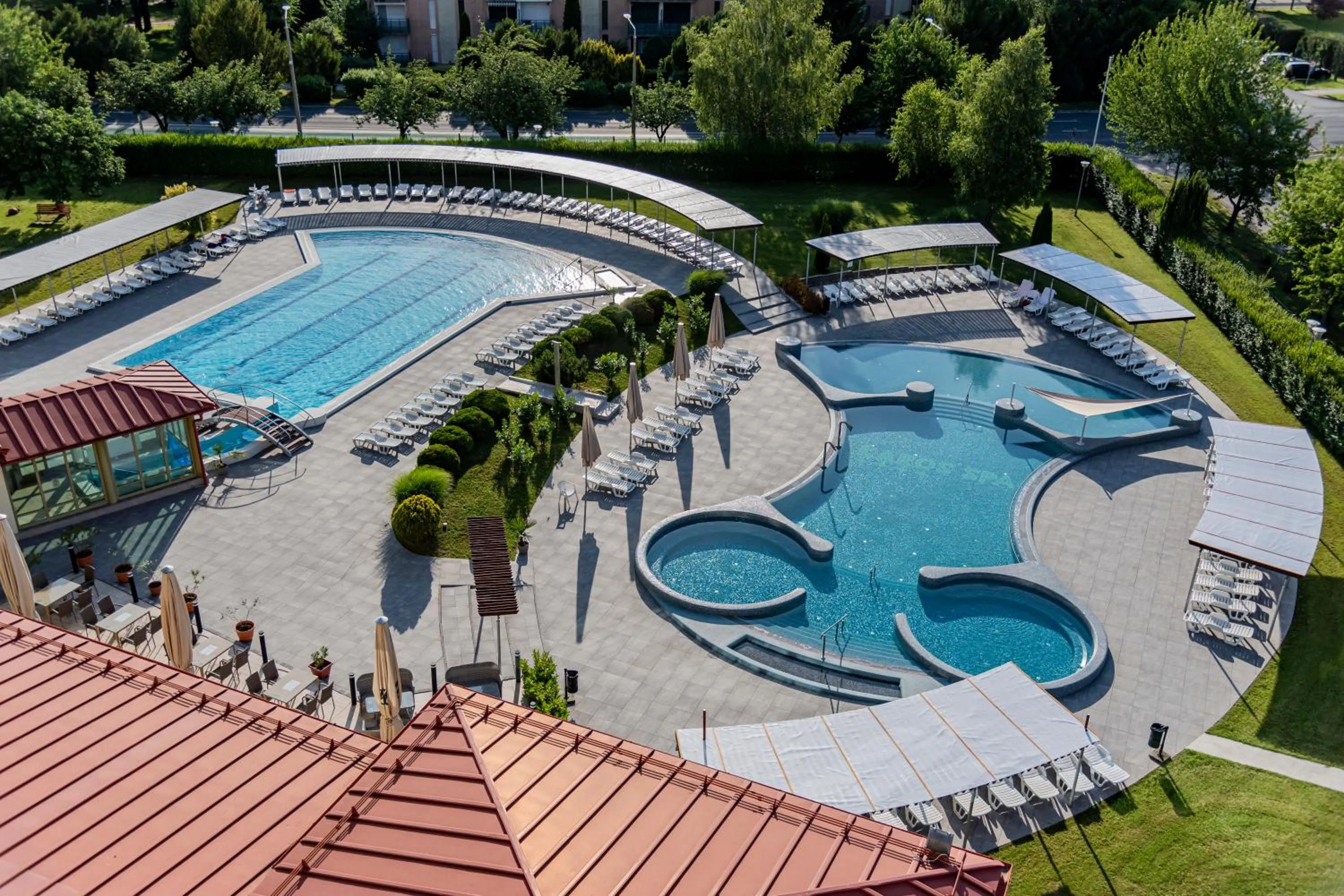 Swimming pool in Hotel Karos Spa