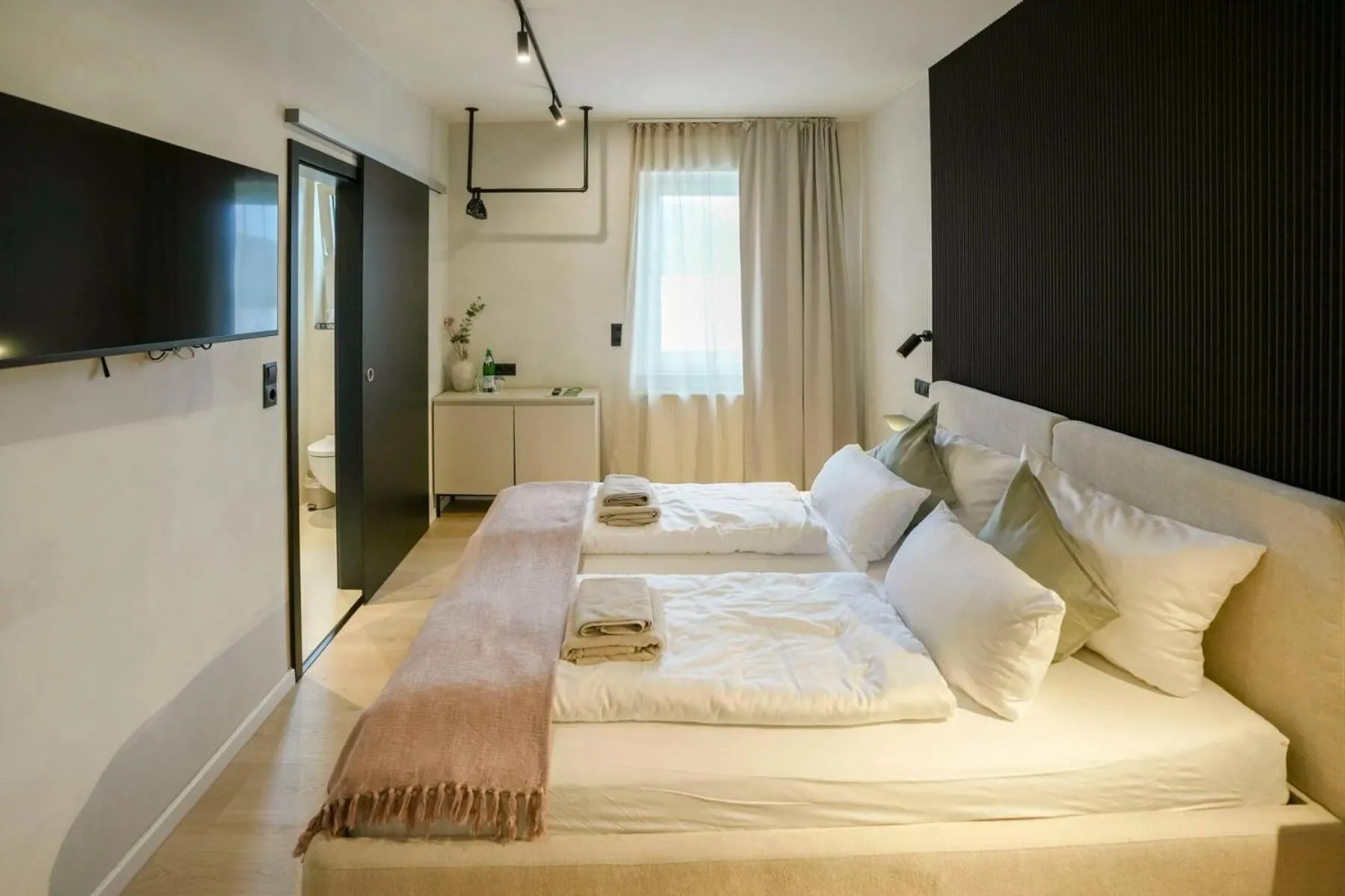 Bed in Hotel Weinhaus Kreuter