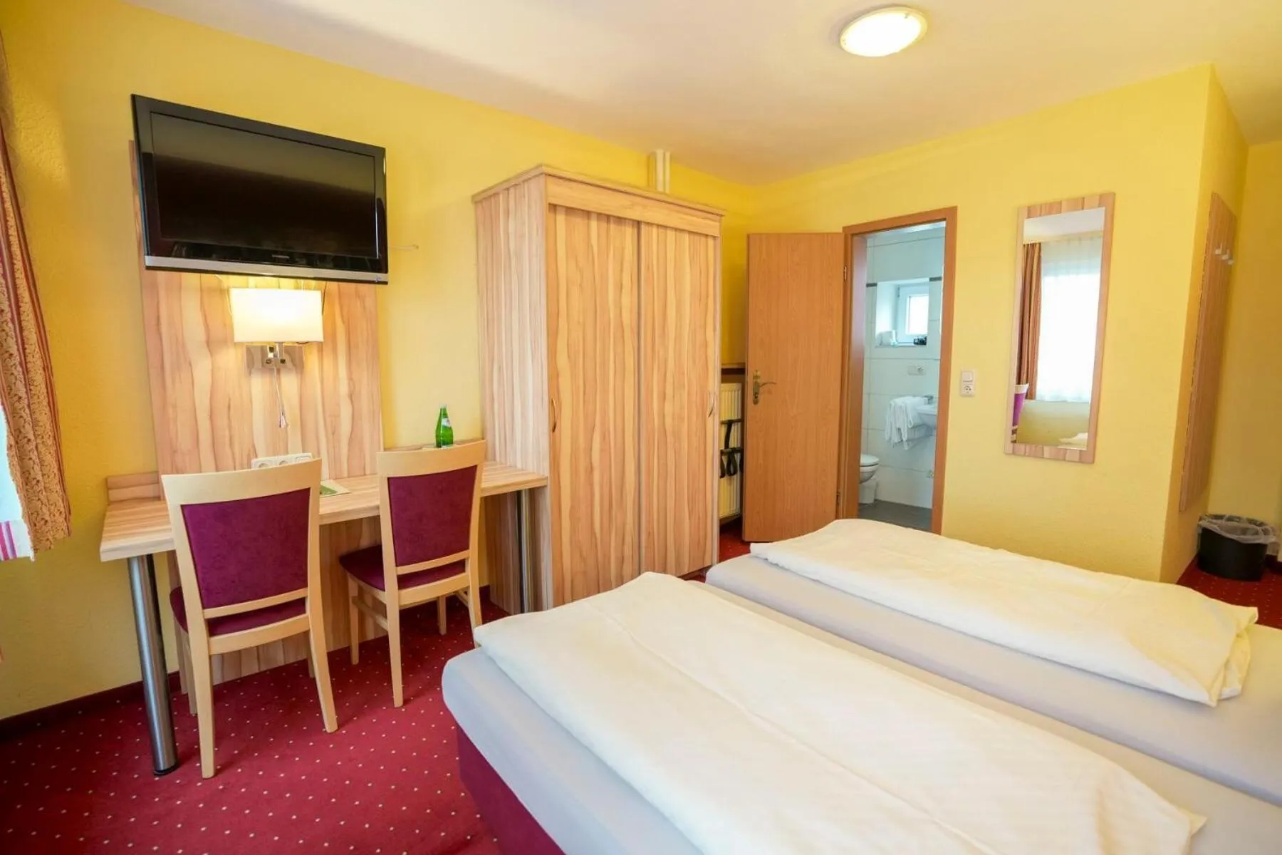 Bed in Hotel Weinhaus Kreuter