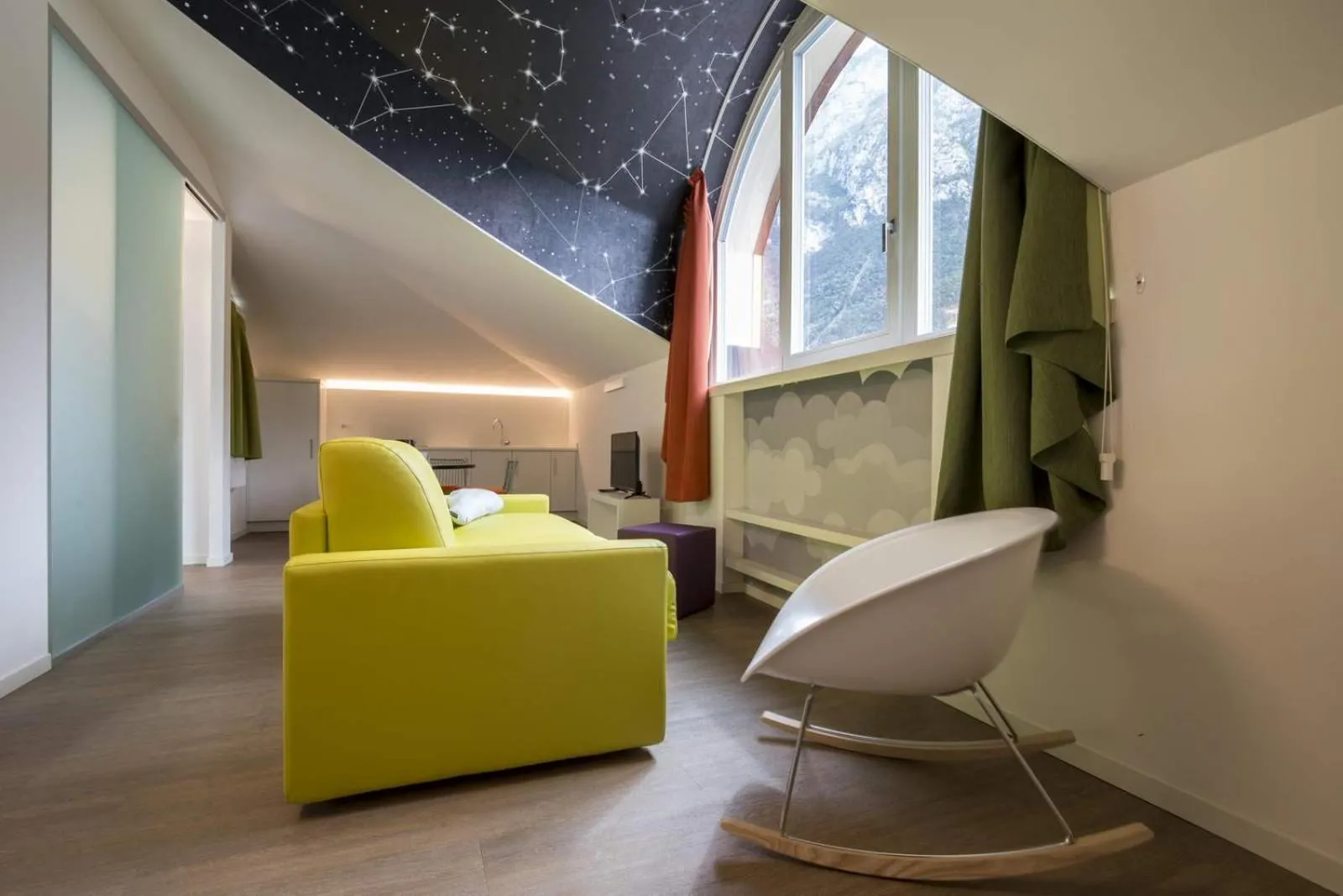 Photo of the whole room in Holiday IV Gardan