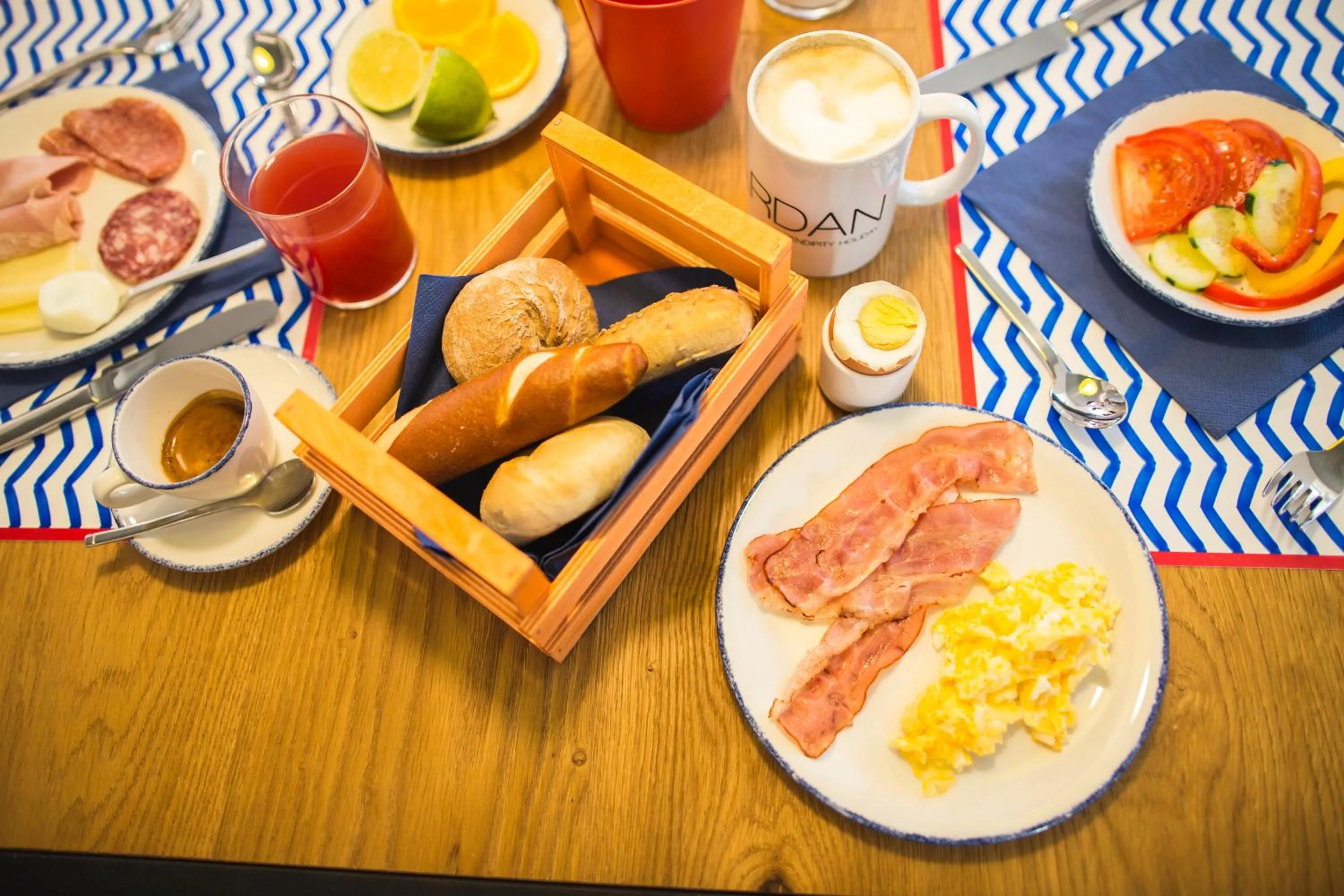 Food and drinks in Holiday IV Gardan