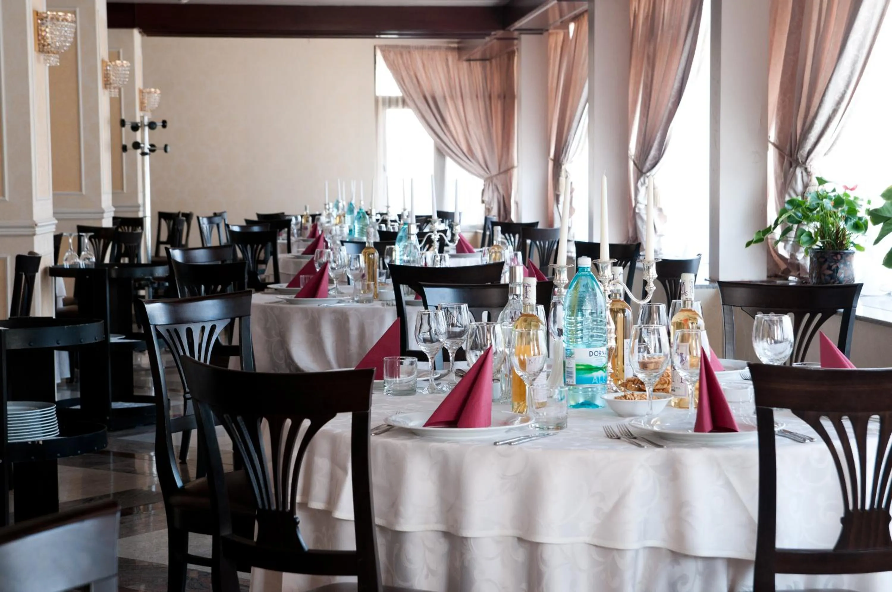 Restaurant/places to eat in Hotel Rapsodia City Center