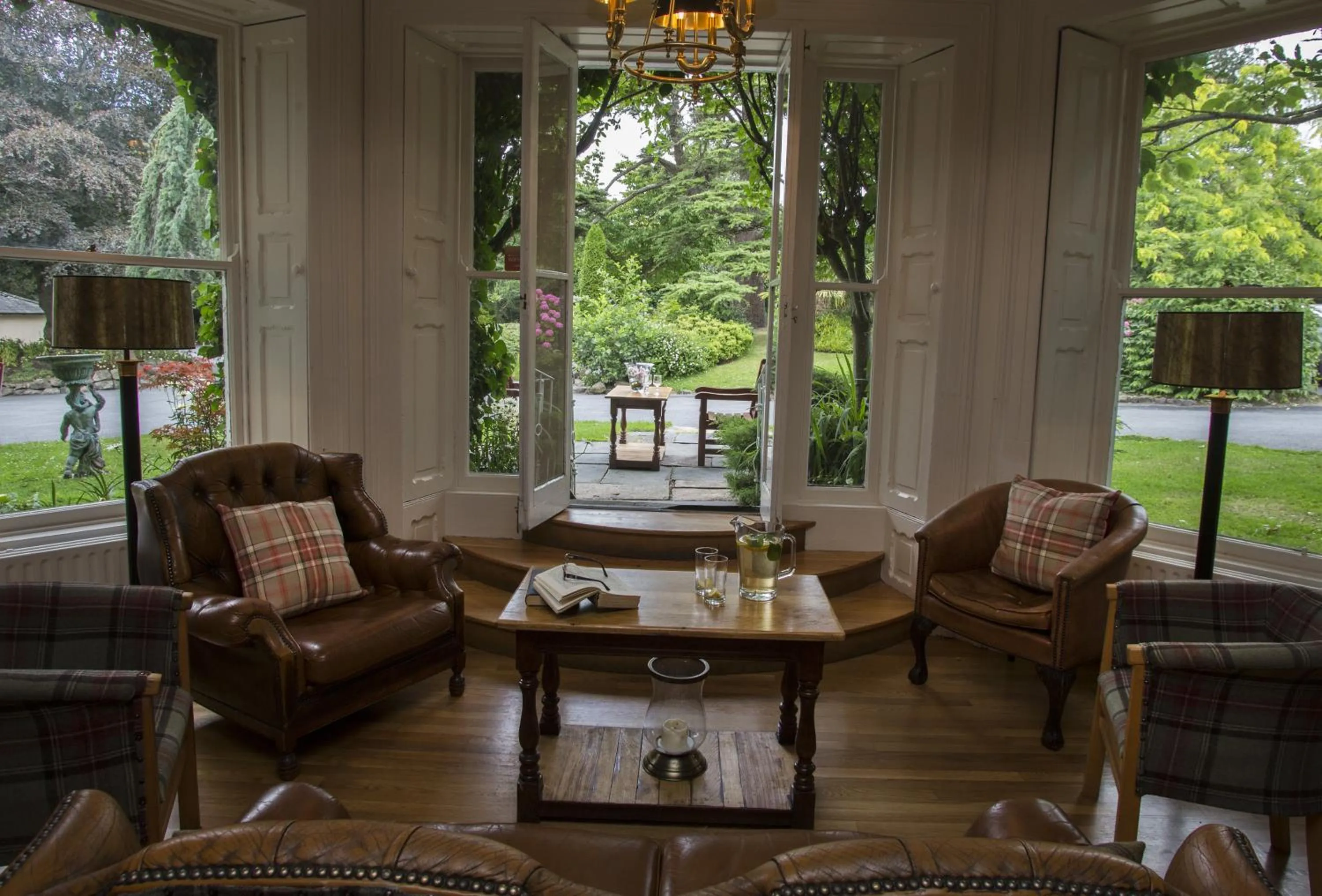 Communal lounge/ TV room in Raheen House Hotel