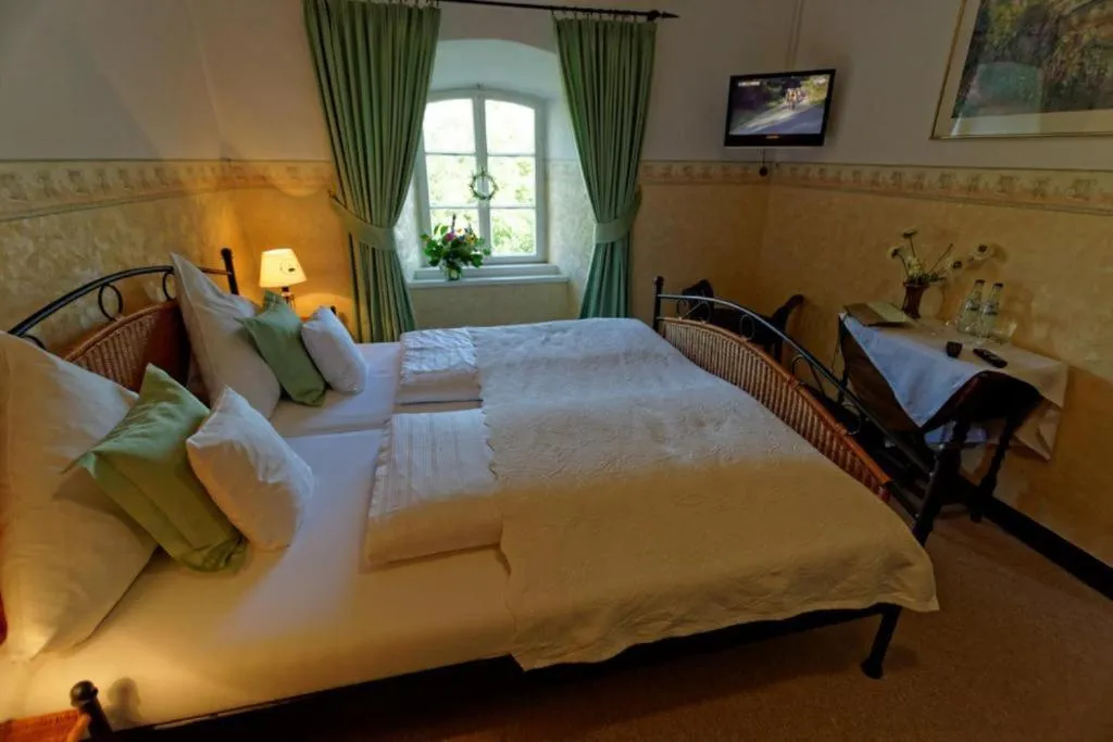 Bed in Burghaus & Villa Kronenburg