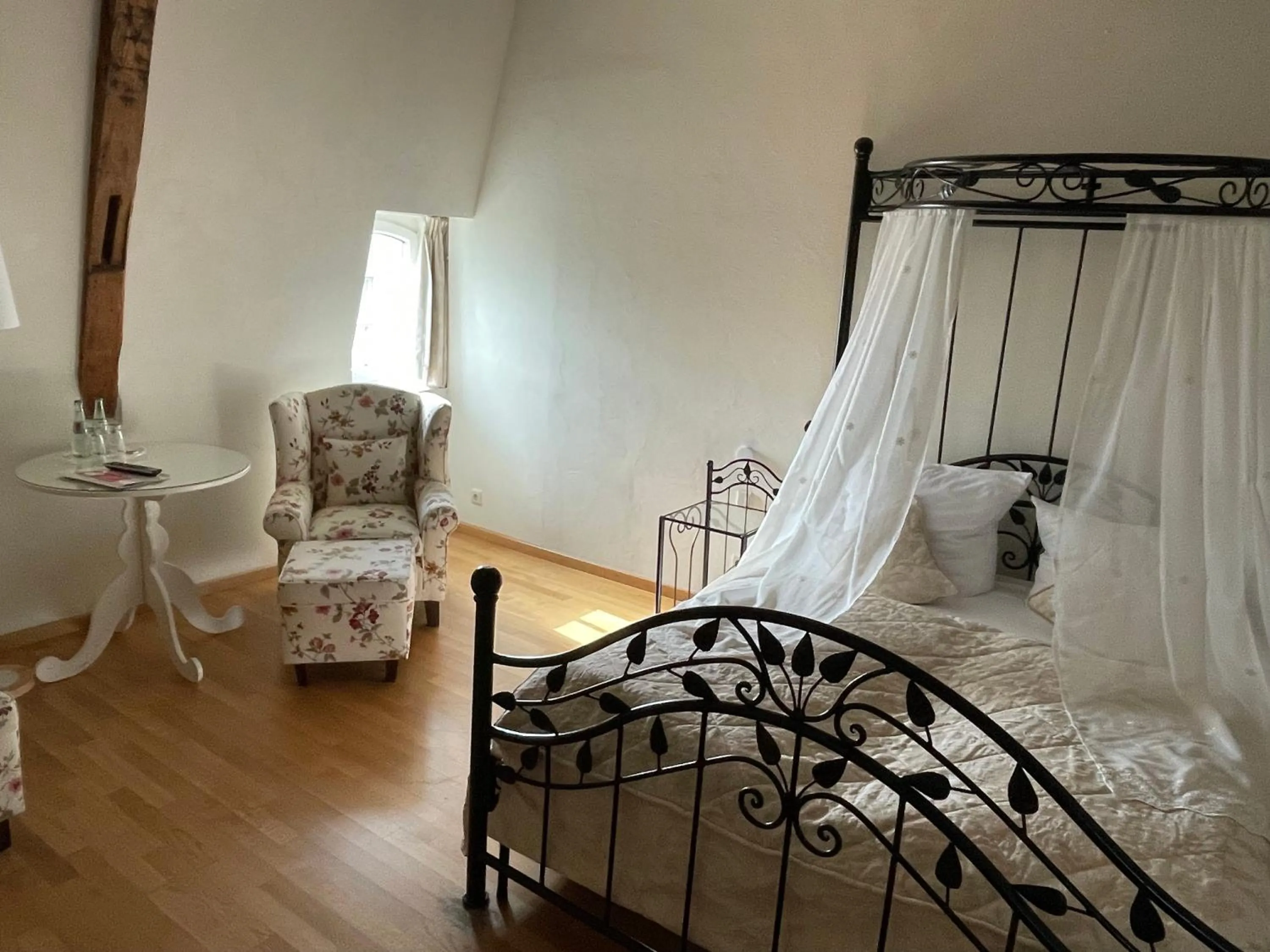 Photo of the whole room, Bed in Burghaus & Villa Kronenburg