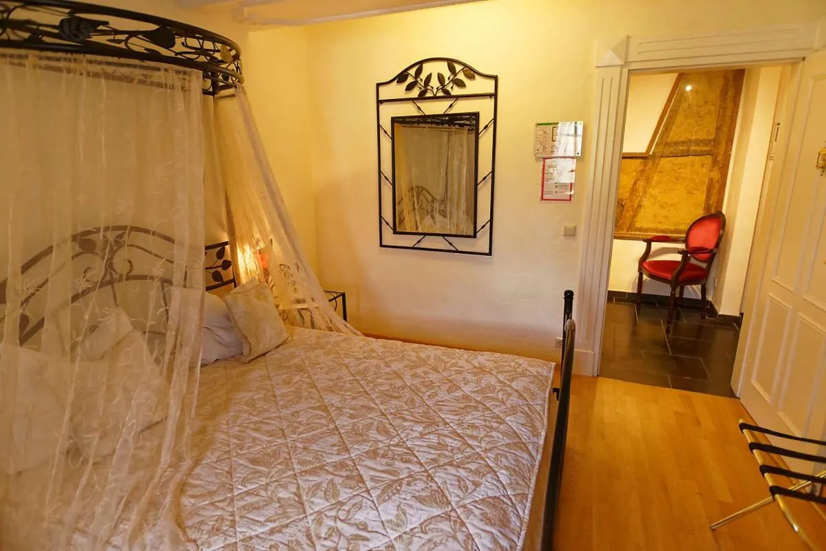 Bed in Burghaus & Villa Kronenburg