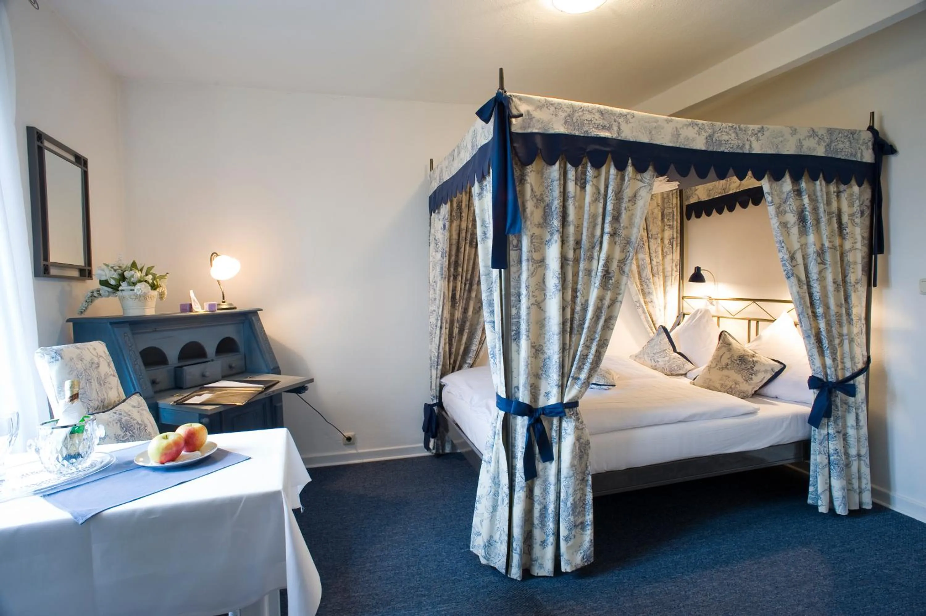 Bed in Burghaus & Villa Kronenburg