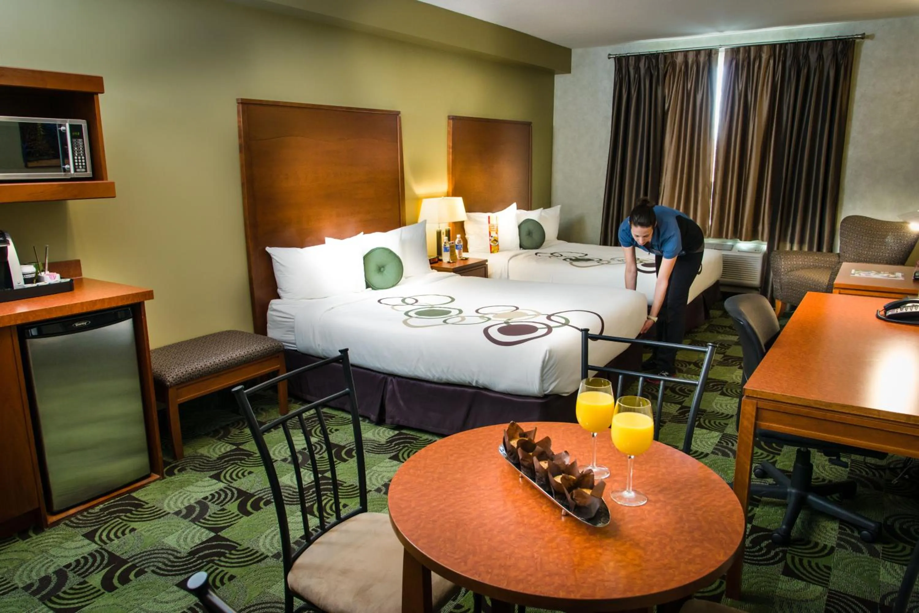 Bedroom in Deerfoot Inn and Casino