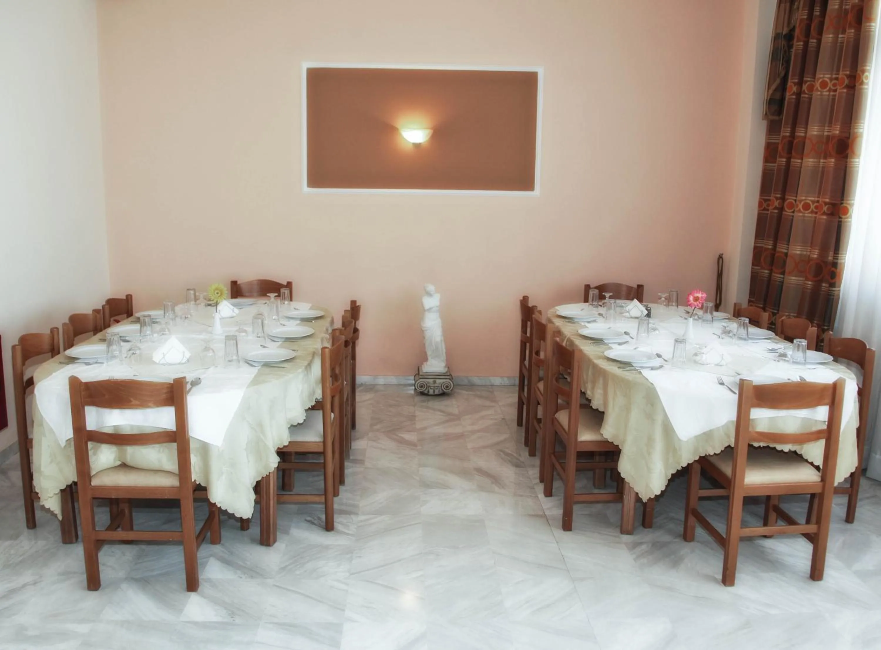 Restaurant/places to eat in Alexiou Hotel