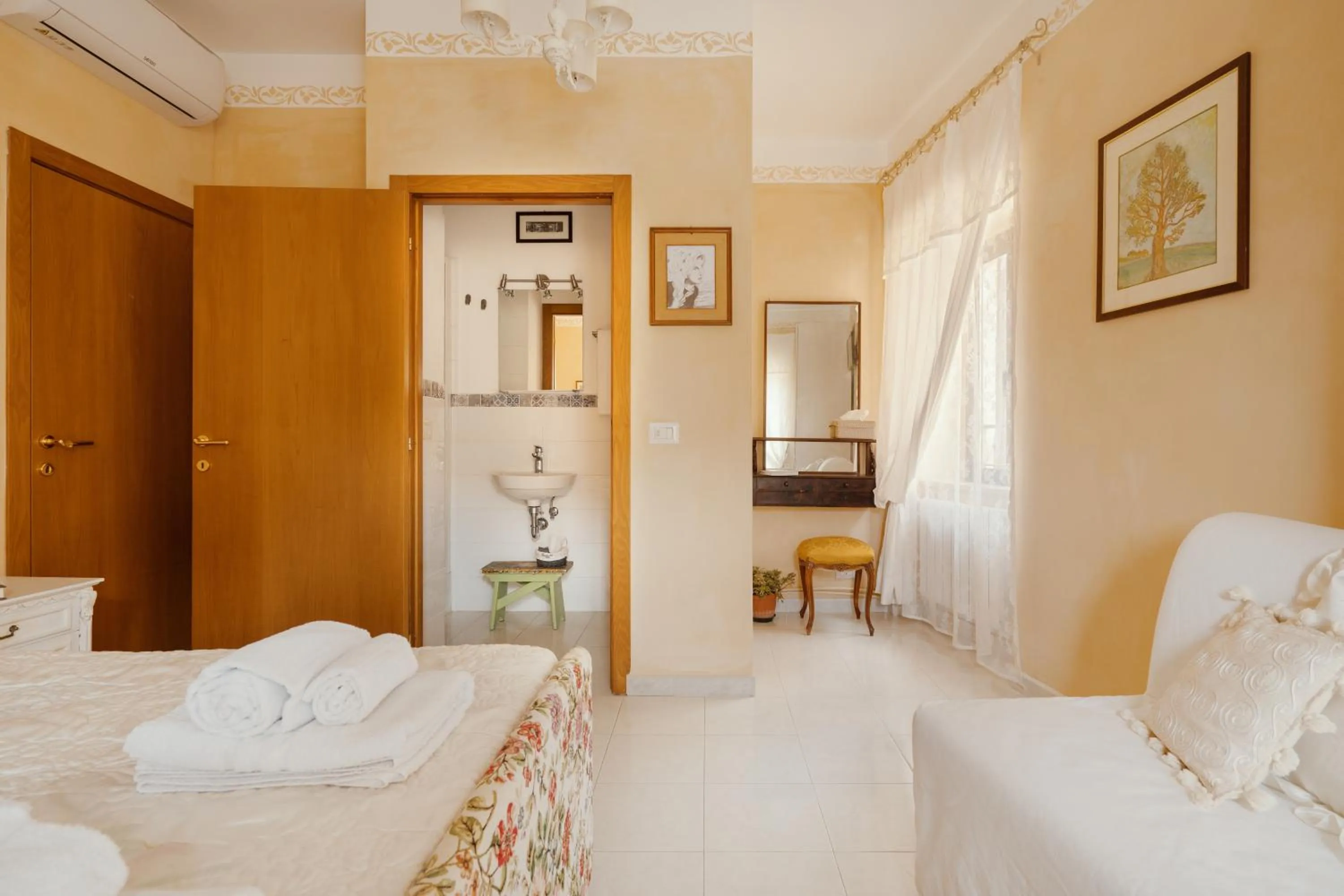 Bathroom, Bed in B&B La Finestra Sul Campanile