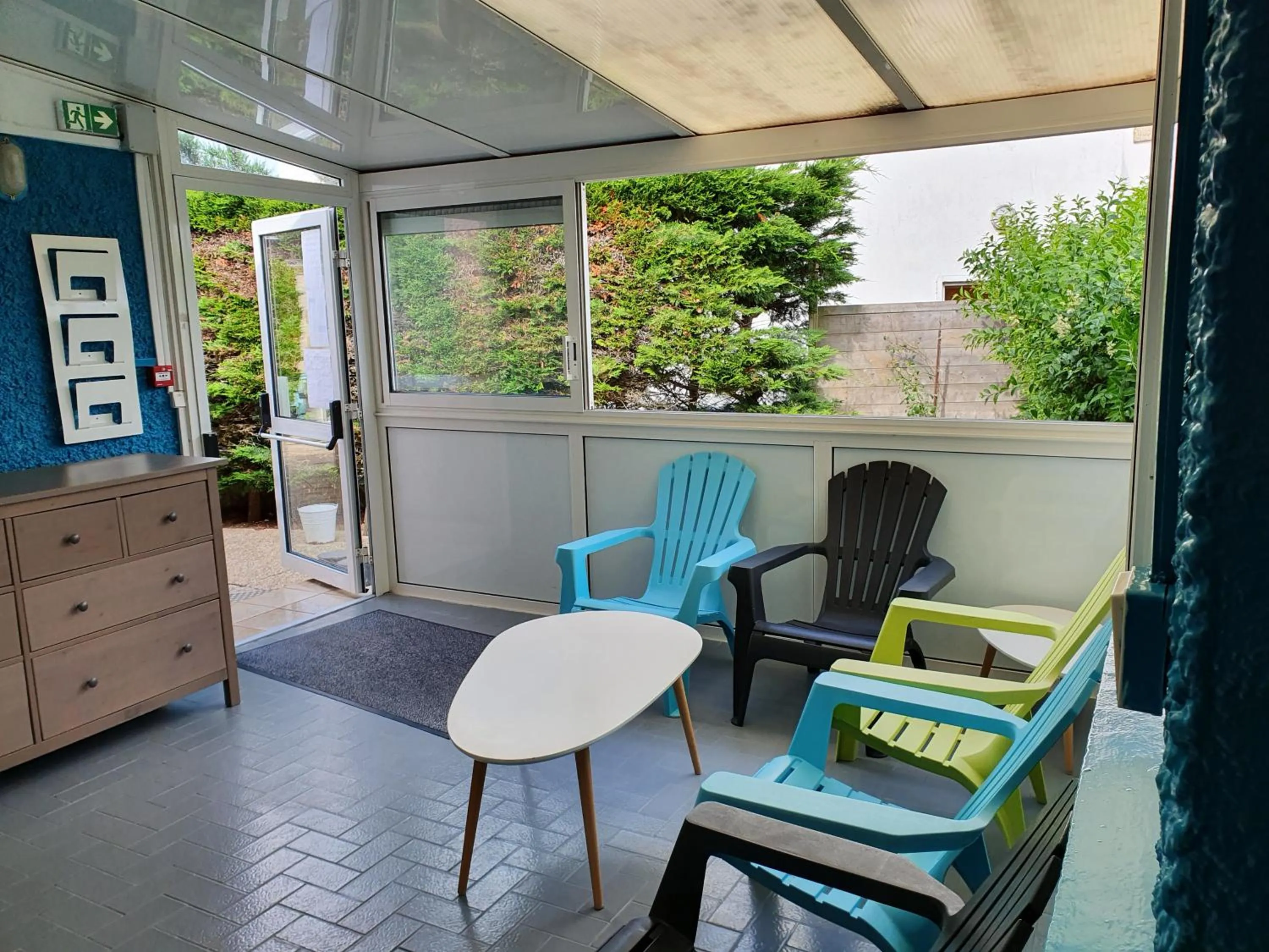 Communal lounge/ TV room in Hôtel Glann Ar Mor