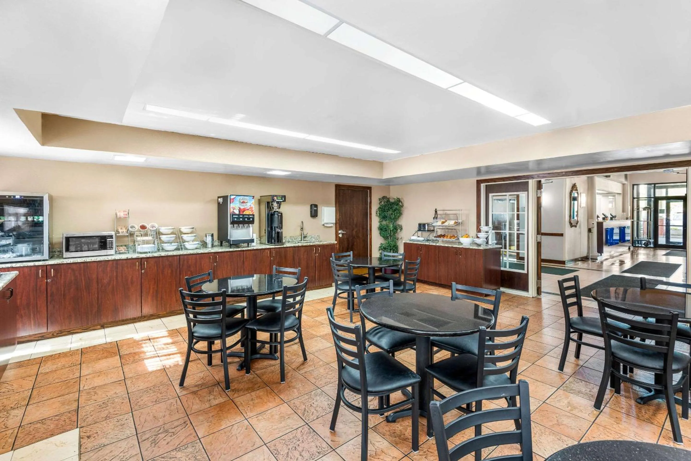 Breakfast in Clarion Inn & Suites Indianapolis Northwest