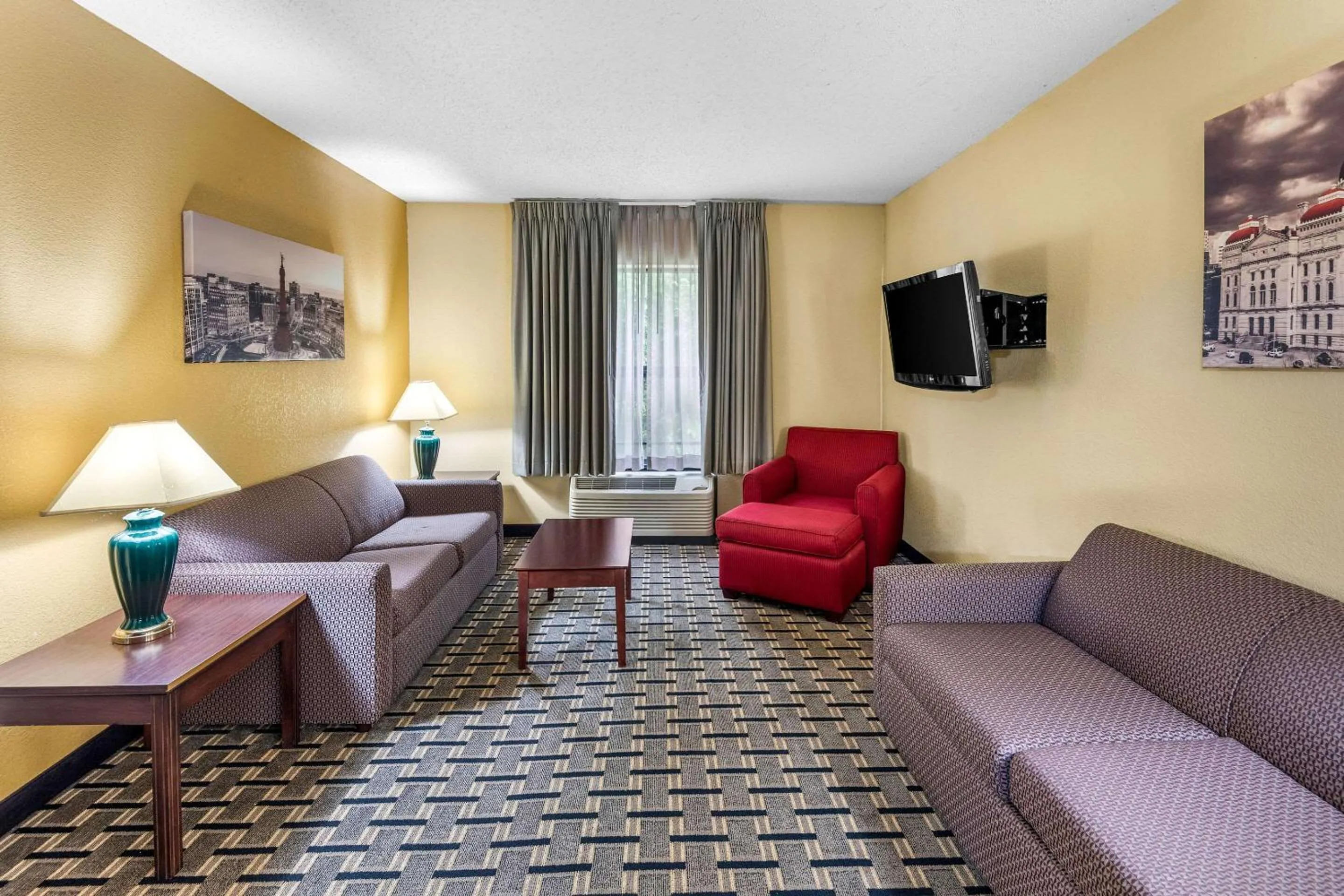 Bedroom in Clarion Inn & Suites Indianapolis Northwest