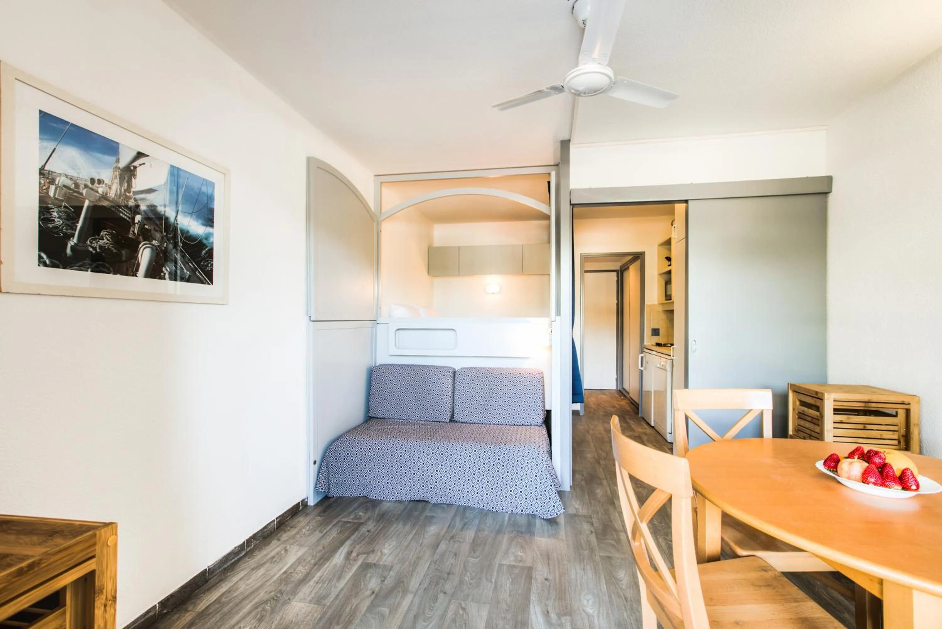 Kitchen or kitchenette, Bed in Holidays Hyères