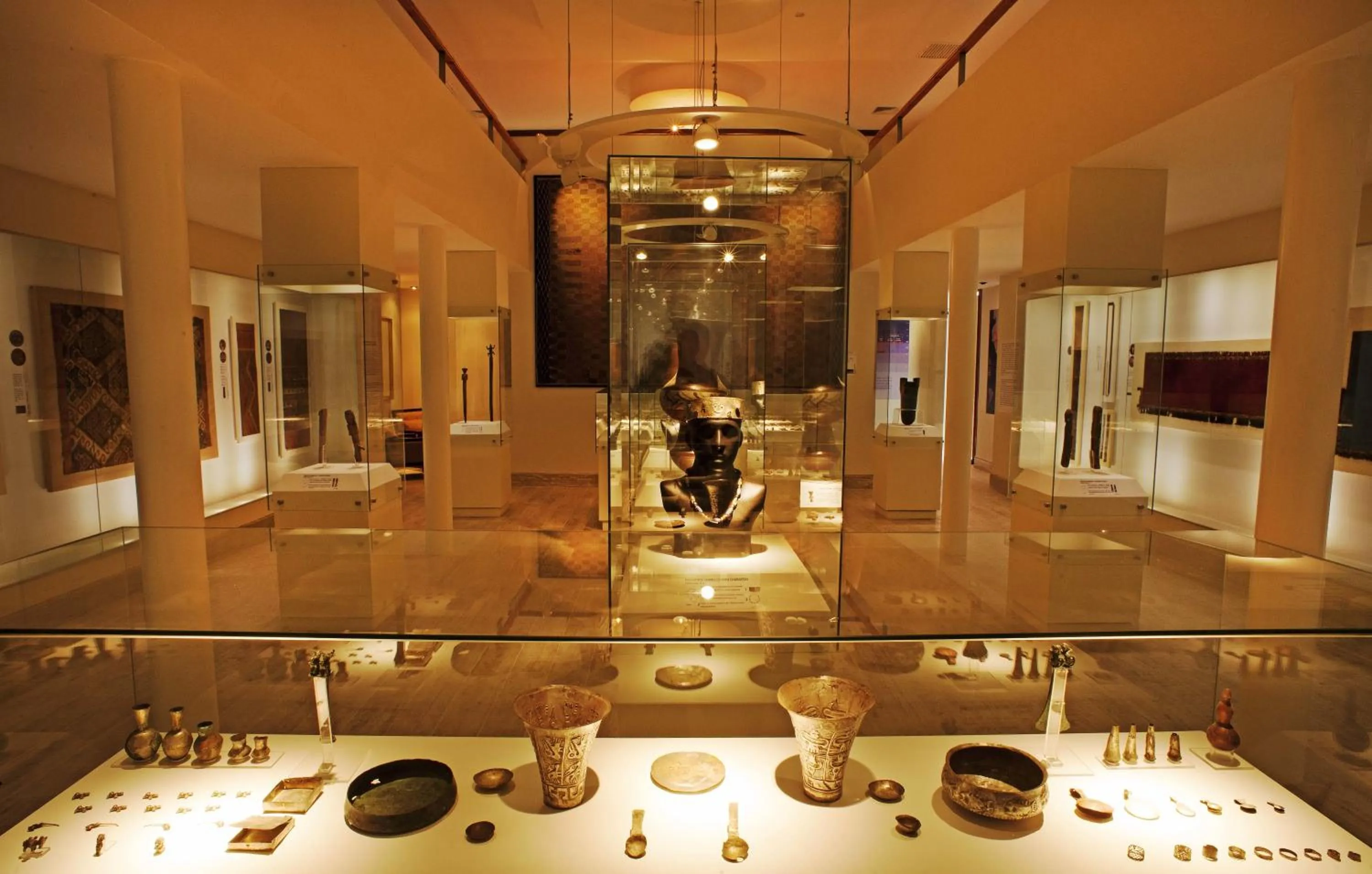 Library in La Hacienda Bahia Paracas