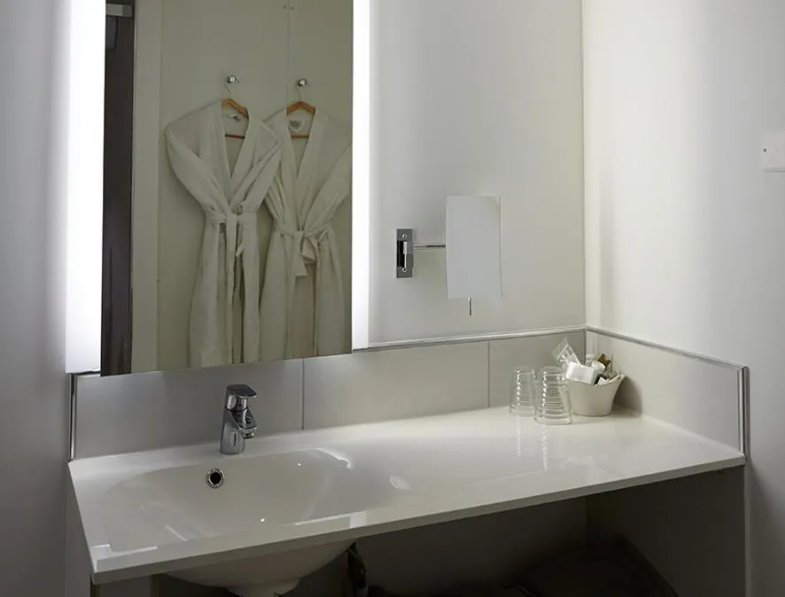 Bathroom in The Originals Hôtel Le Cise Restaurant Chambres et Suites