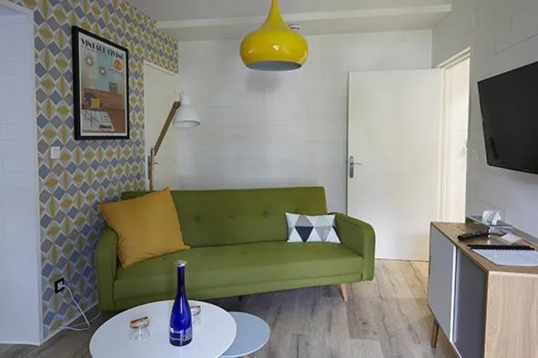 TV and multimedia in The Originals Hôtel Le Cise Restaurant Chambres et Suites