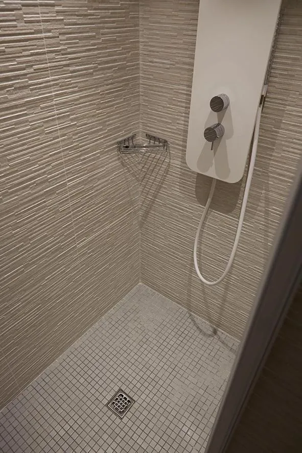 Shower in The Originals Hôtel Le Cise Restaurant Chambres et Suites