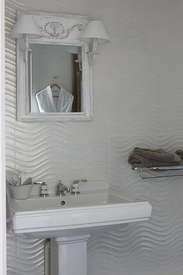 Bathroom in The Originals Hôtel Le Cise Restaurant Chambres et Suites