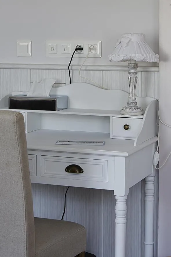 hair dresser in The Originals Hôtel Le Cise Restaurant Chambres et Suites