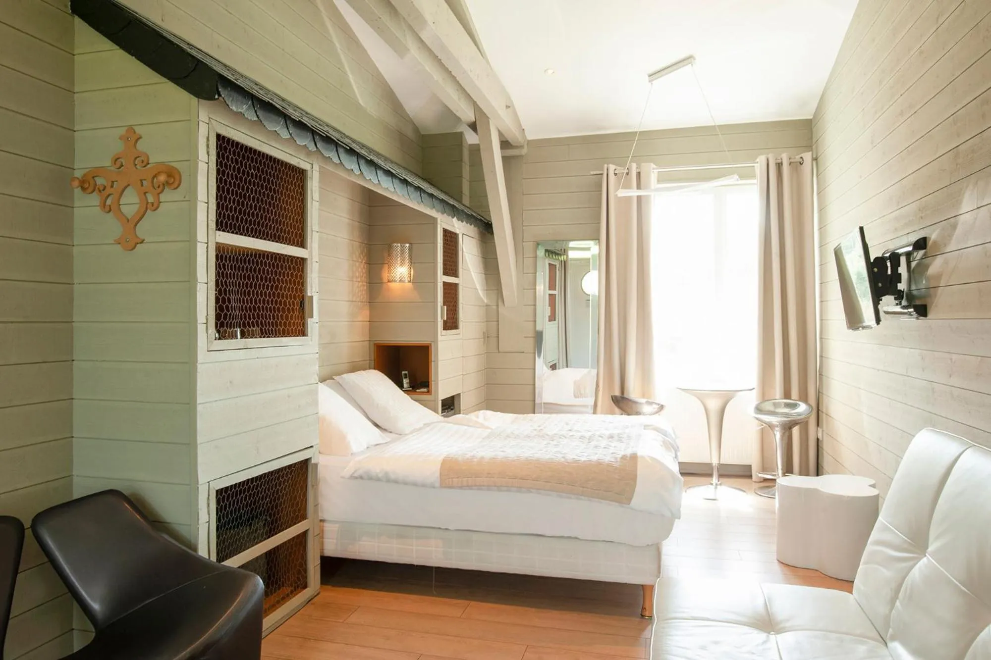 Bed in The Originals Hôtel Le Cise Restaurant Chambres et Suites